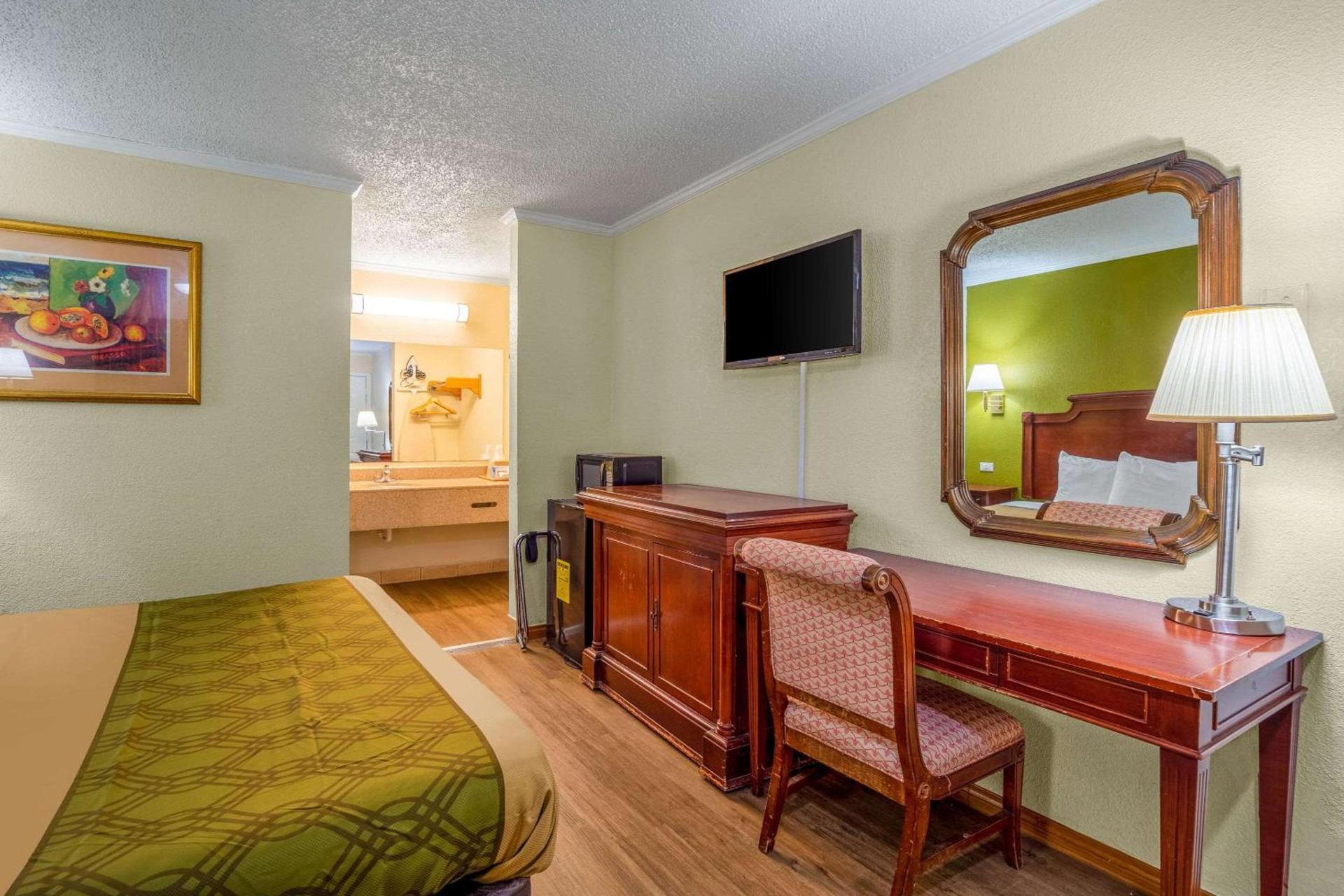 Rodeway Inn & Suites Fort Jackson photo 16