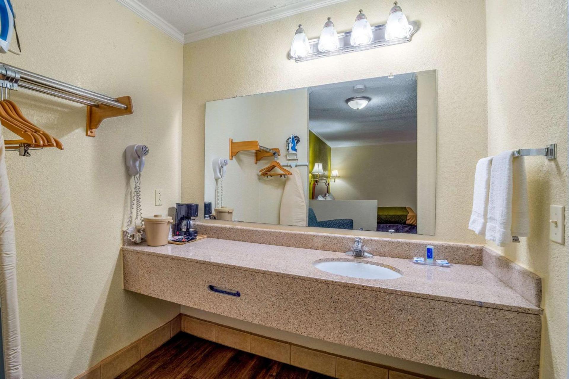 Rodeway Inn & Suites Fort Jackson photo 22
