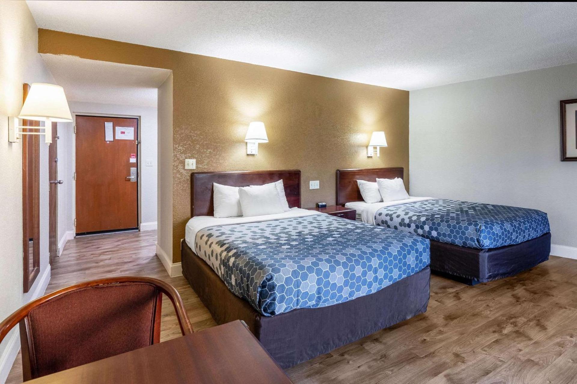 Econo Lodge Inn & Suites on the River photo 11