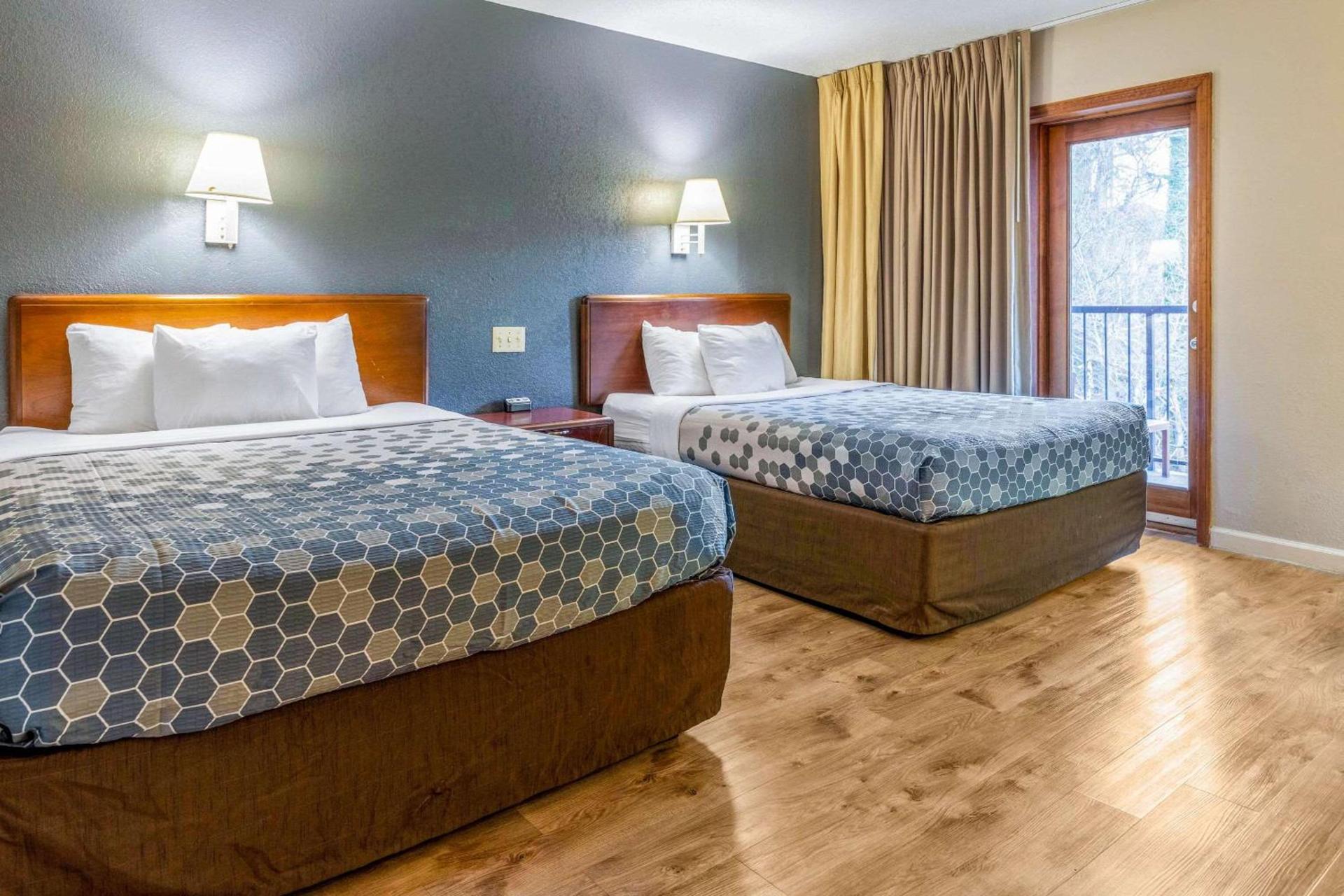 Econo Lodge Inn & Suites on the River photo 12