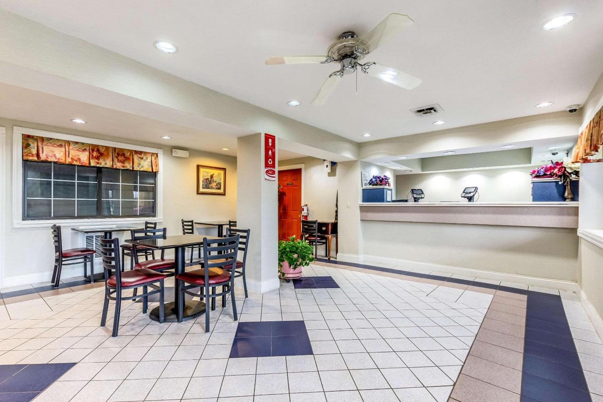 Econo Lodge Berea photo 7