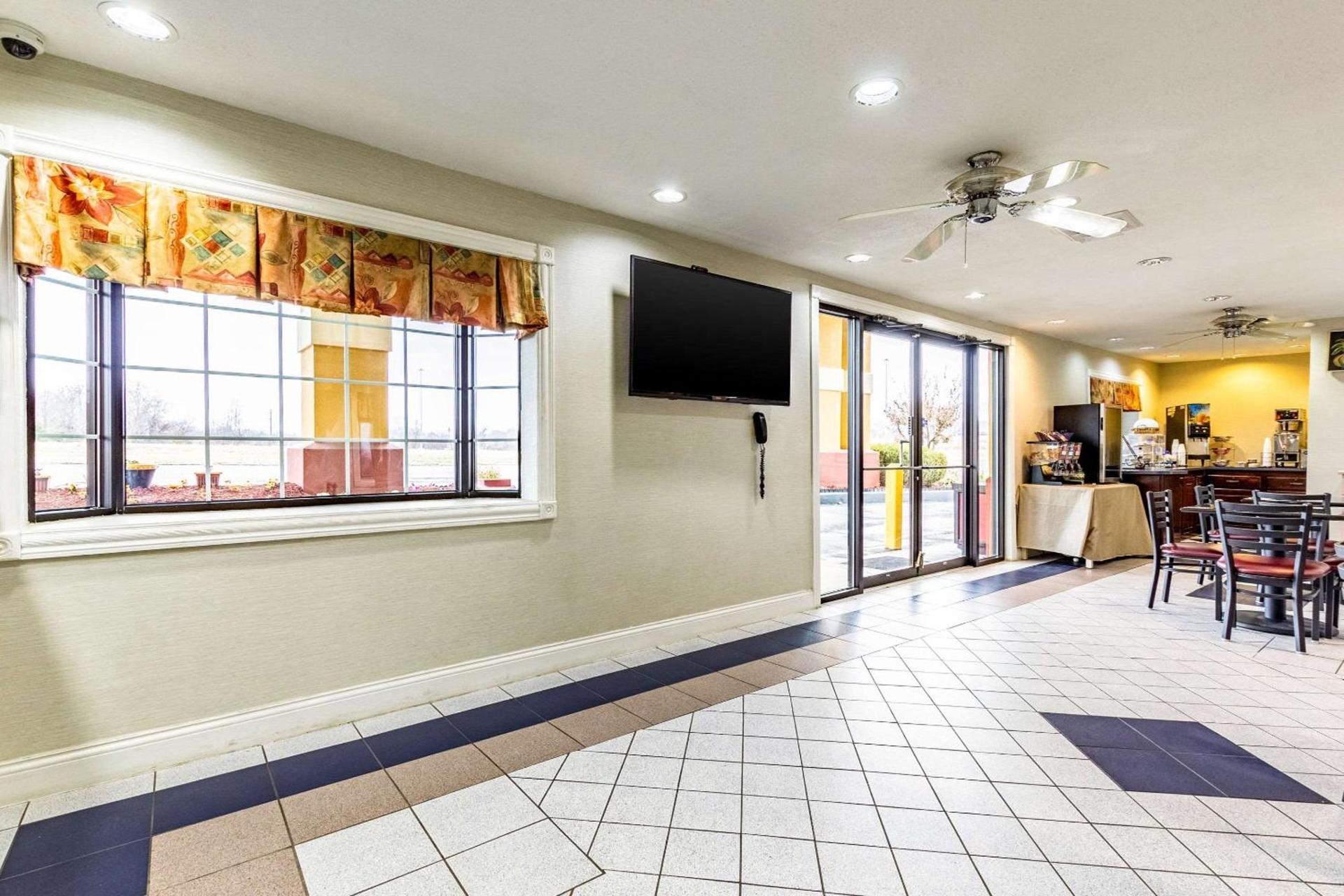 Econo Lodge Berea photo 9