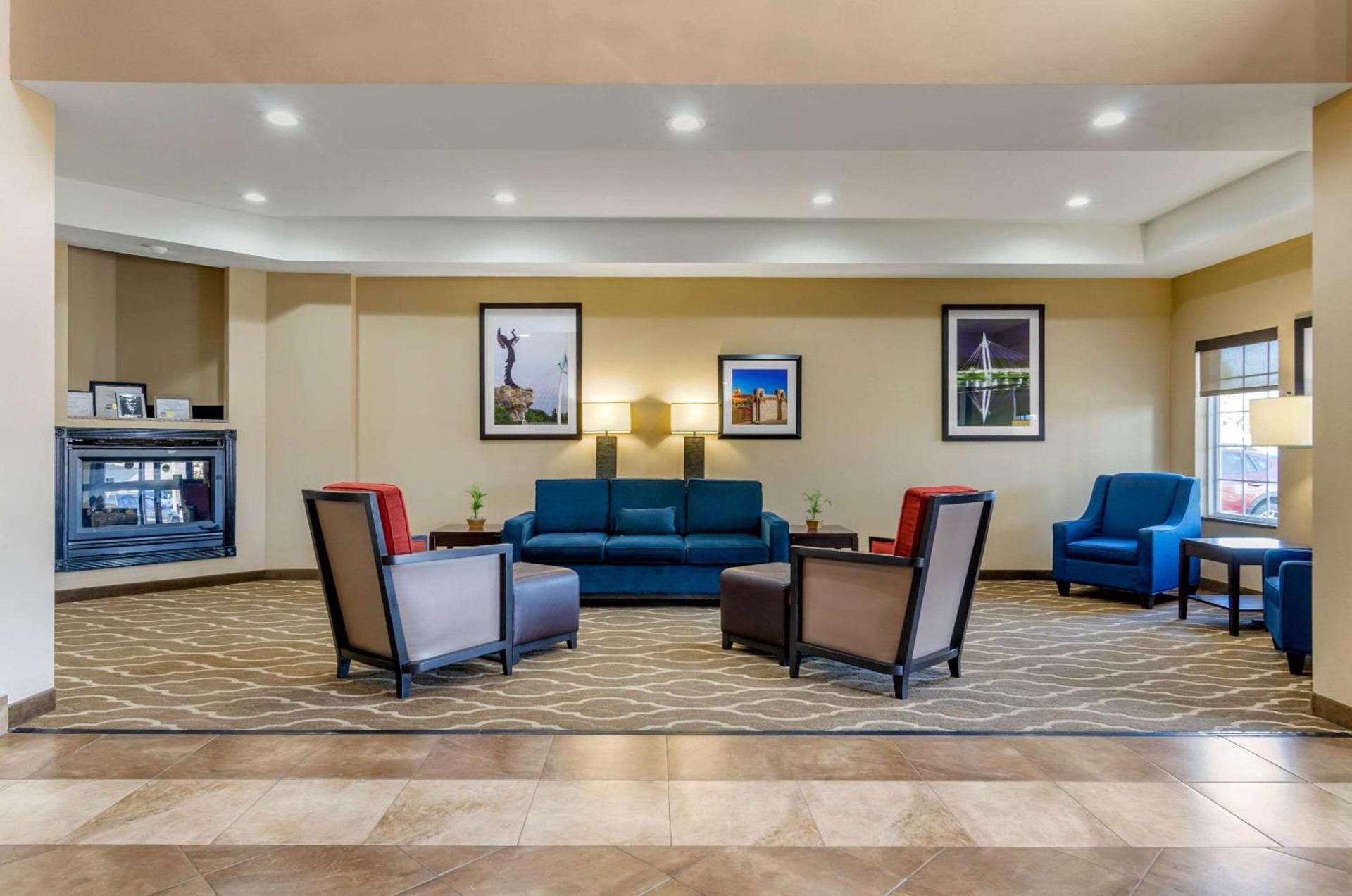 Comfort Inn & Suites near Bethel College photo 4