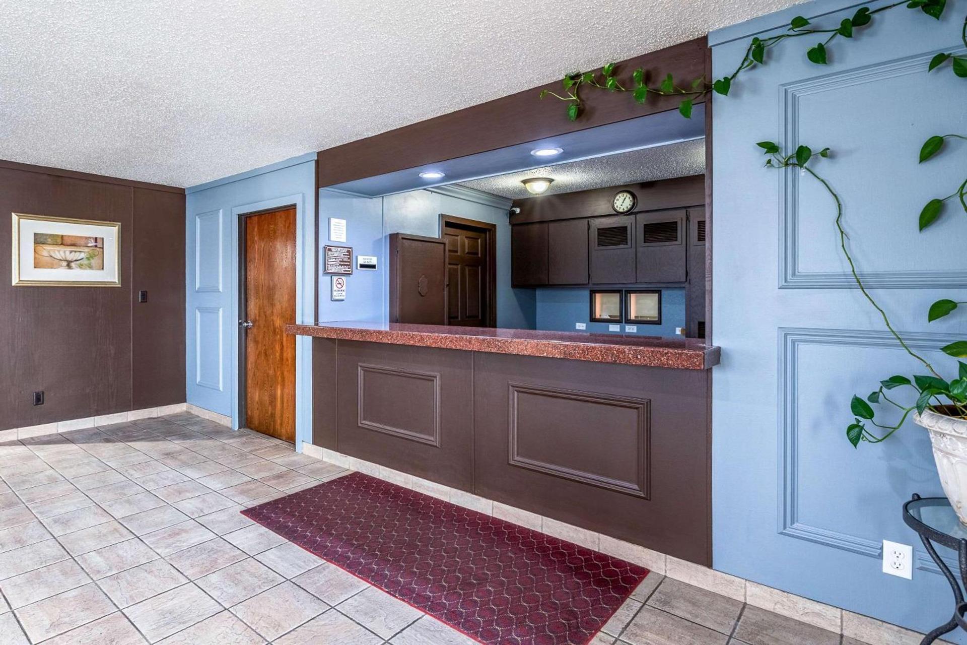 Econo Lodge Inn & Suites Auburn photo 4