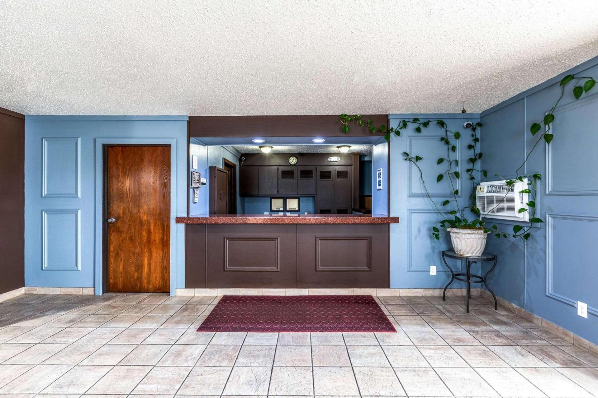 Econo Lodge Inn & Suites Auburn photo 3