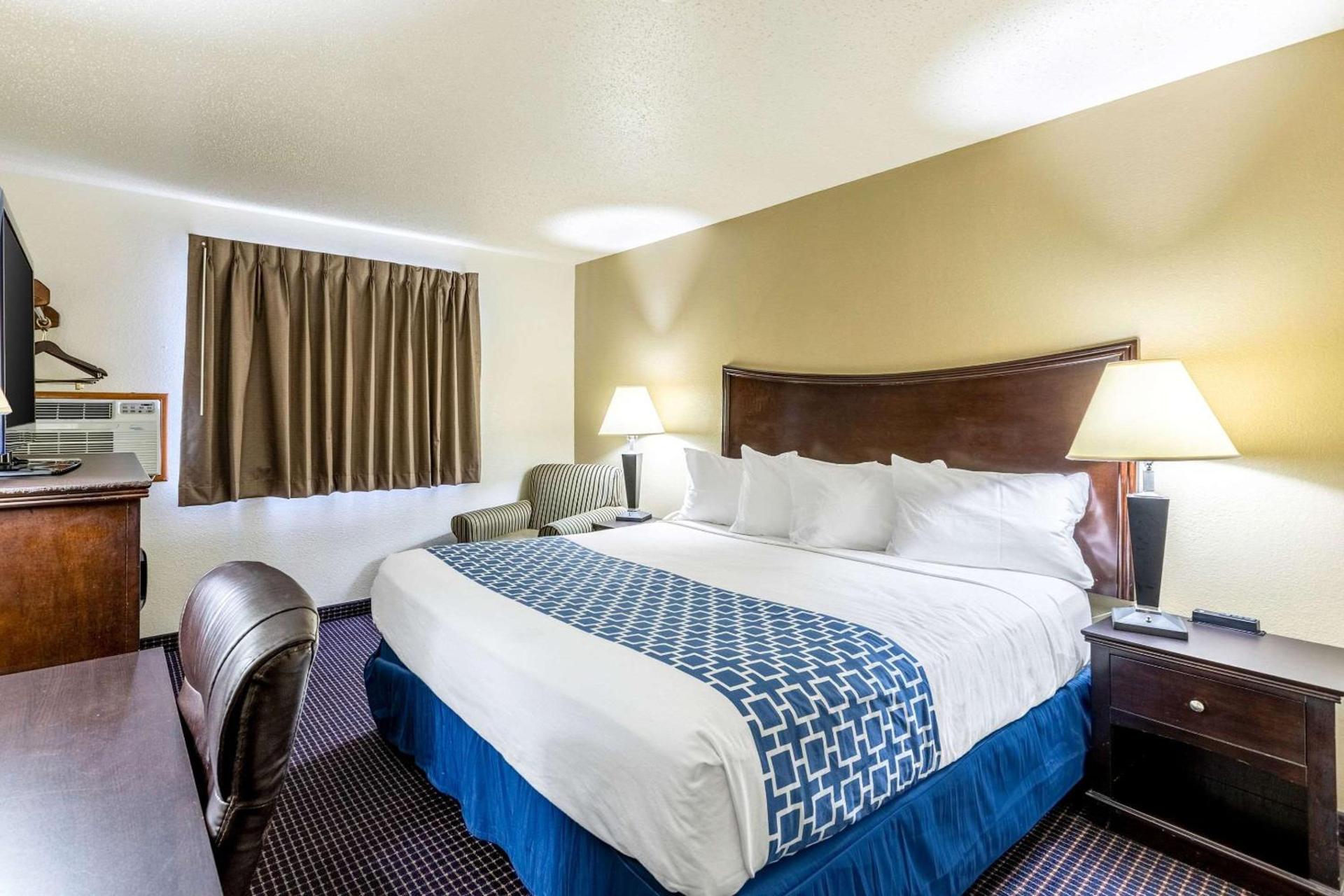 Econo Lodge Inn & Suites Auburn photo 6