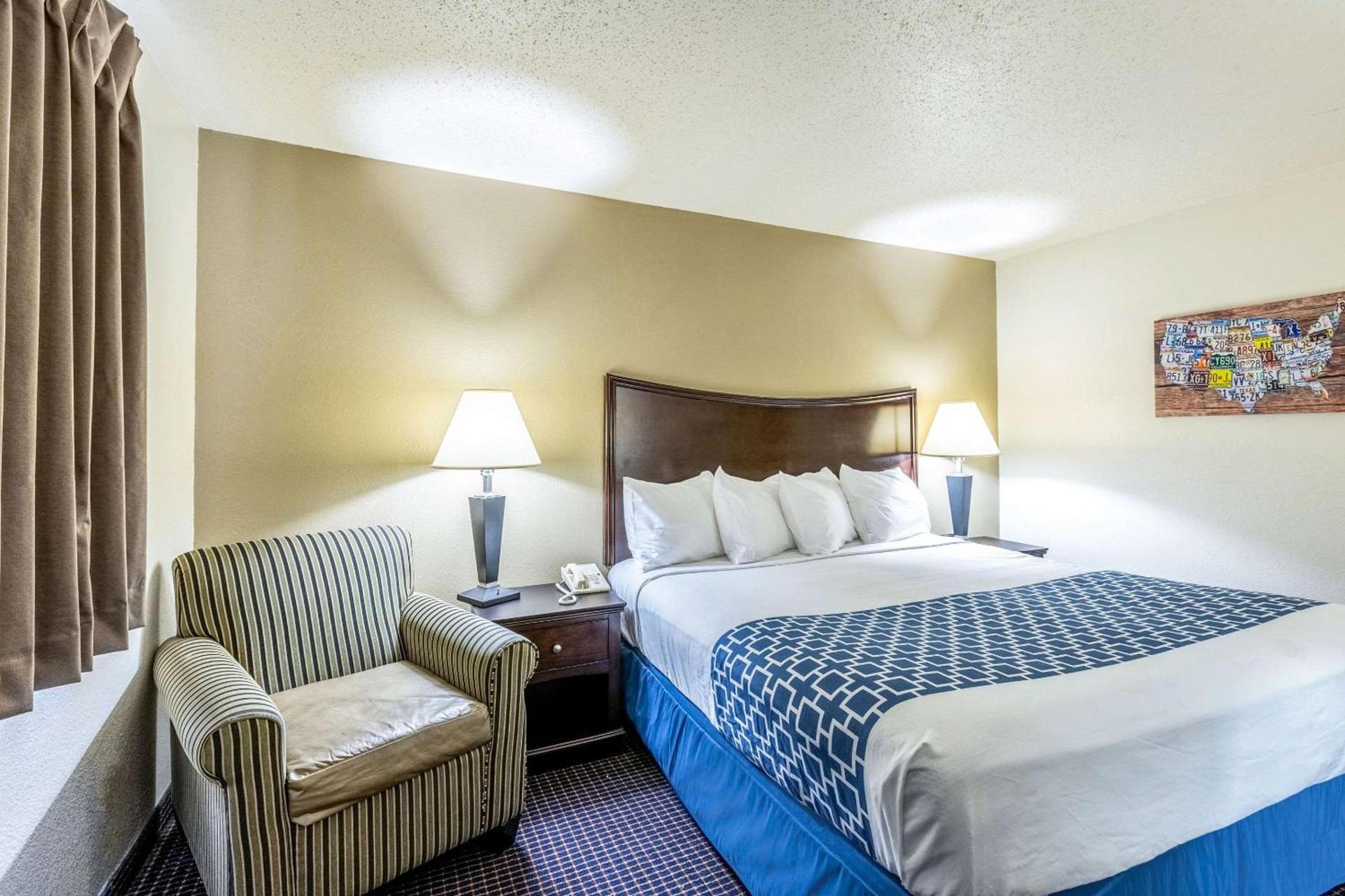 Econo Lodge Inn & Suites Auburn photo 8