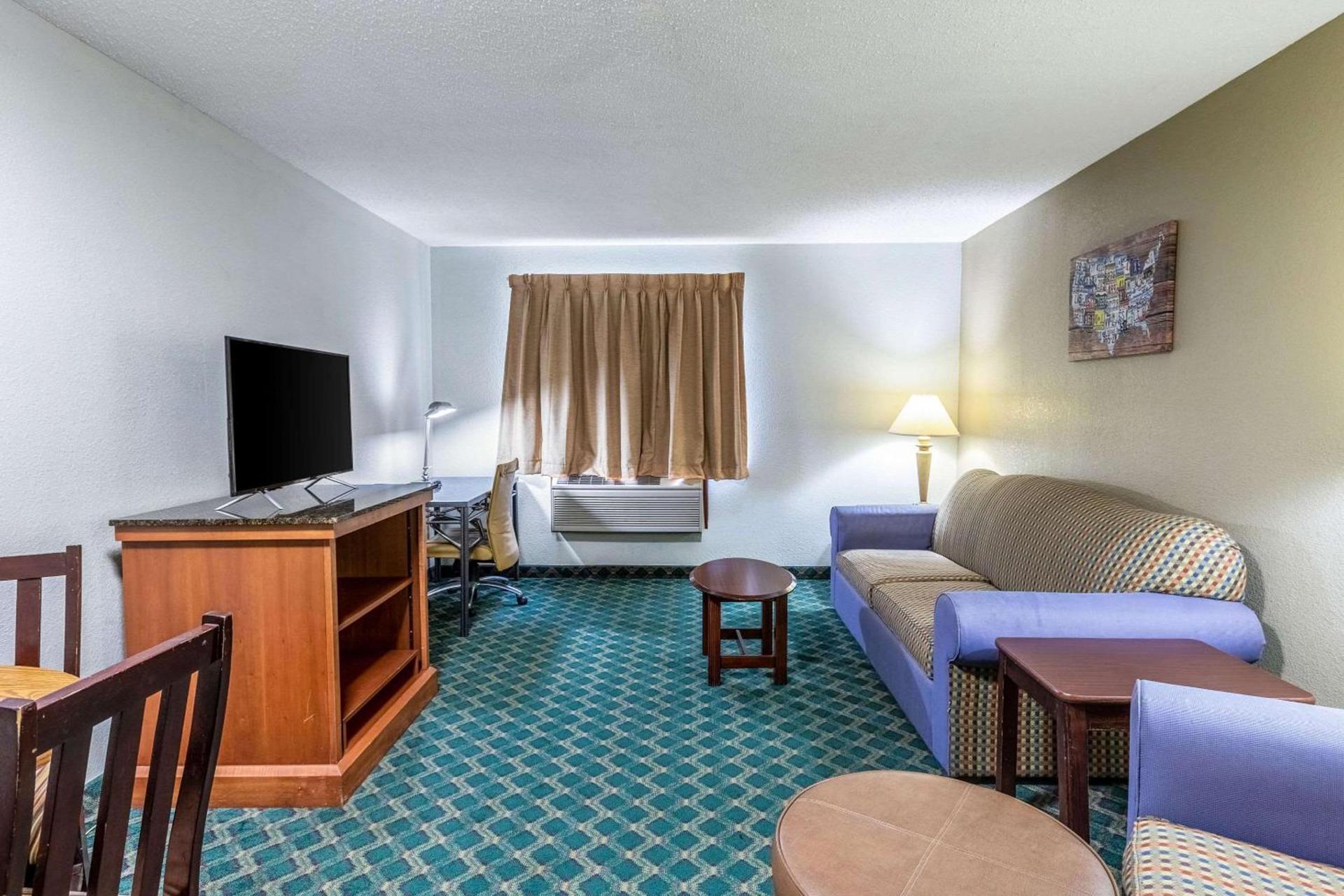 Econo Lodge Inn & Suites Auburn photo 9