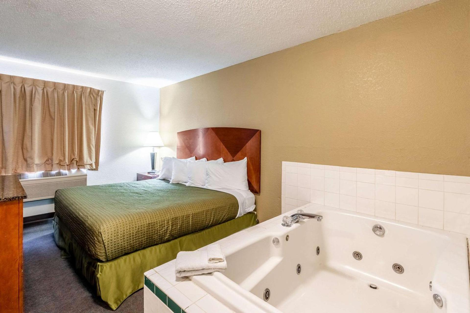 Econo Lodge Inn & Suites Auburn photo 11