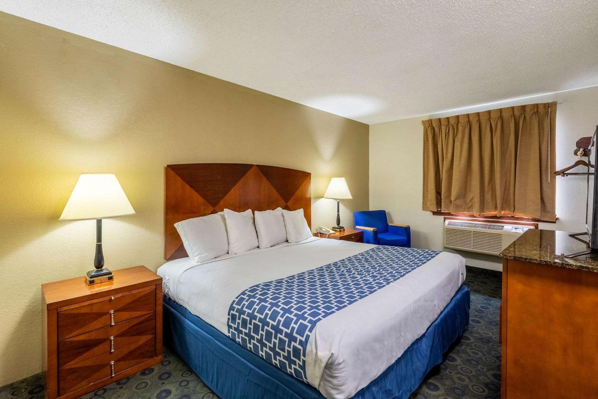 Econo Lodge Inn & Suites Auburn photo 34