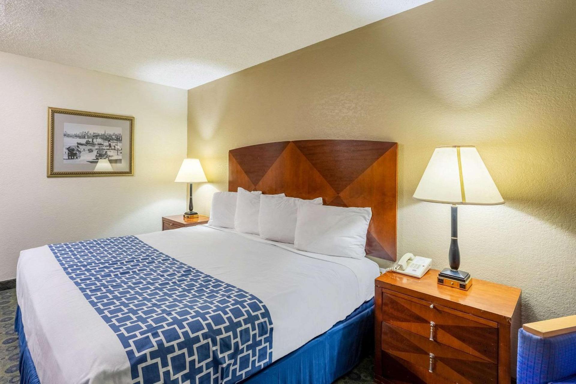 Econo Lodge Inn & Suites Auburn photo 35