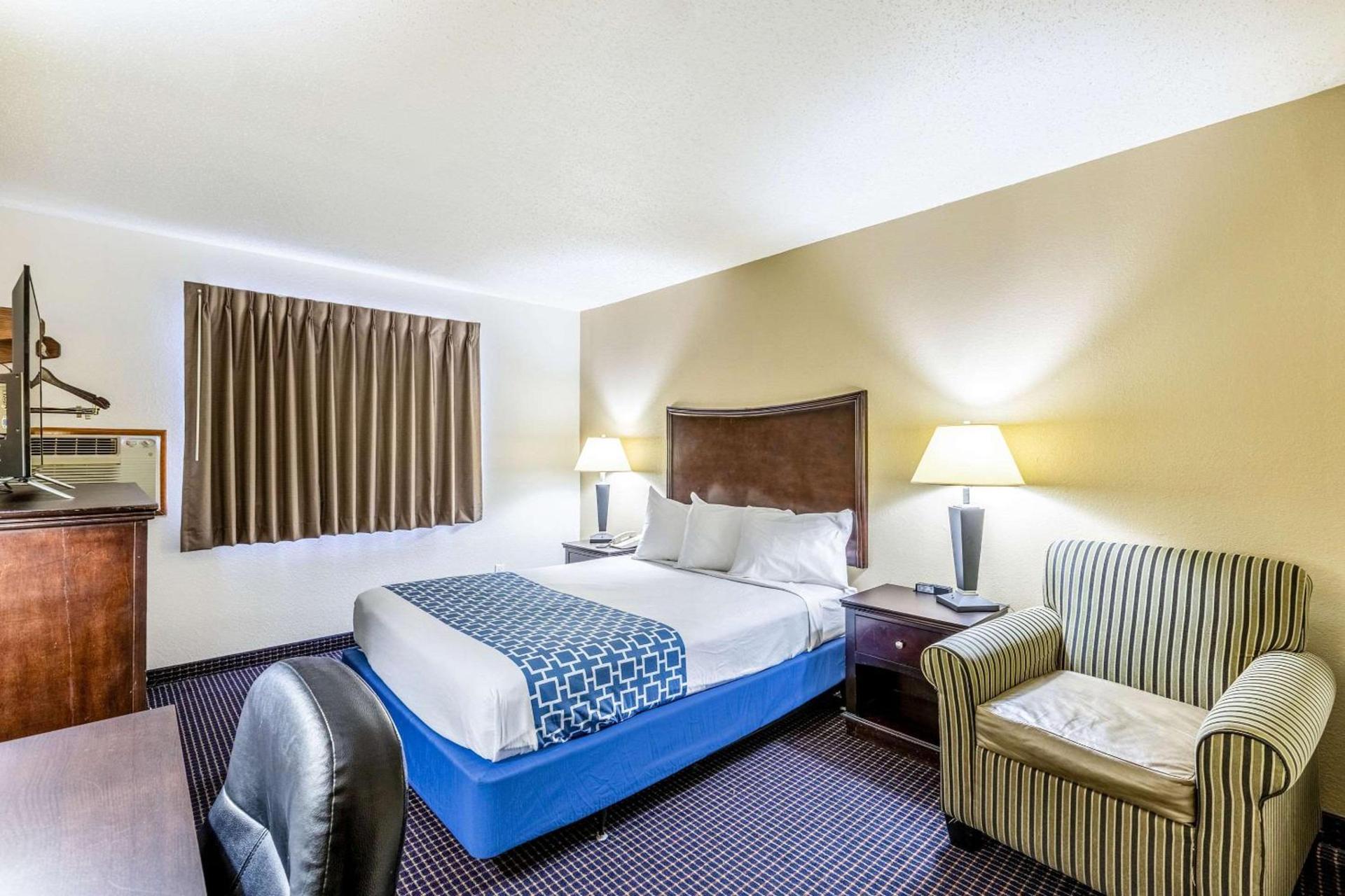 Econo Lodge Inn & Suites Auburn photo 36