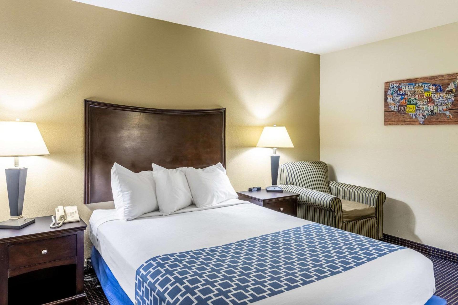 Econo Lodge Inn & Suites Auburn photo 24