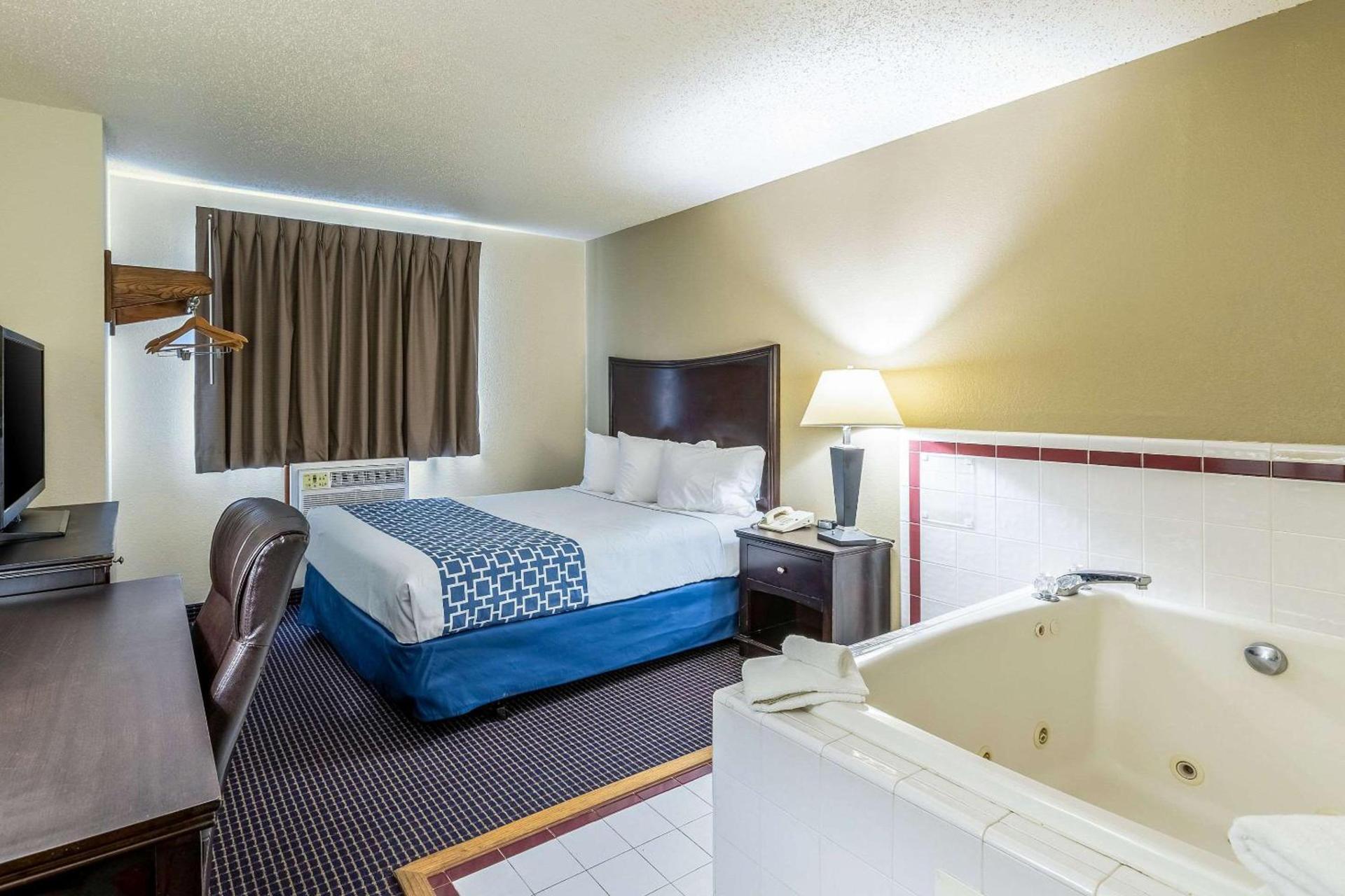 Econo Lodge Inn & Suites Auburn photo 13