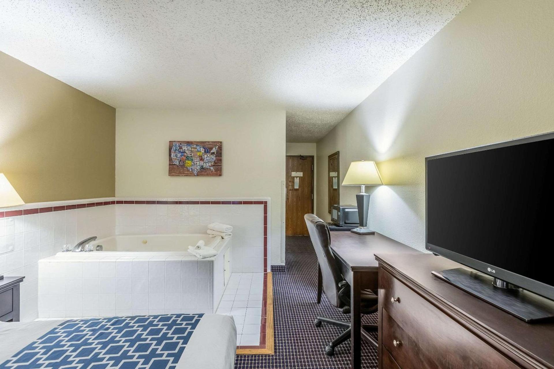 Econo Lodge Inn & Suites Auburn photo 14