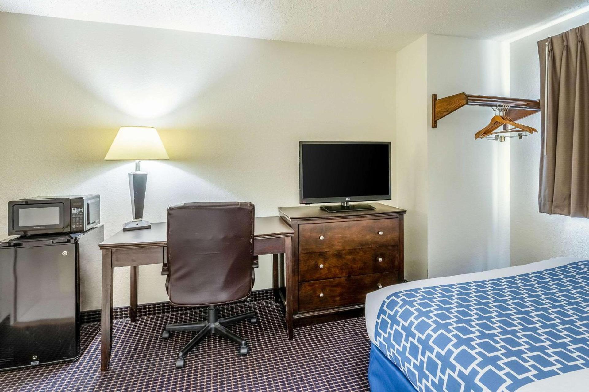 Econo Lodge Inn & Suites Auburn photo 15