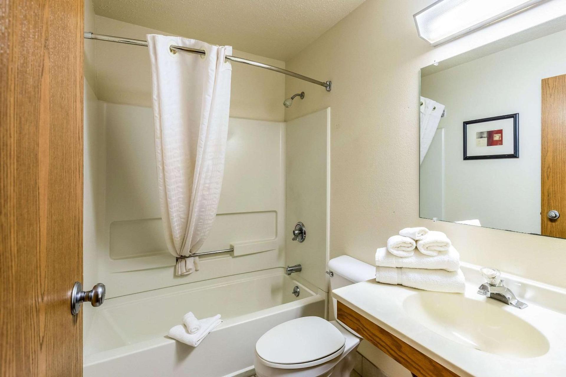 Econo Lodge Inn & Suites Auburn photo 16