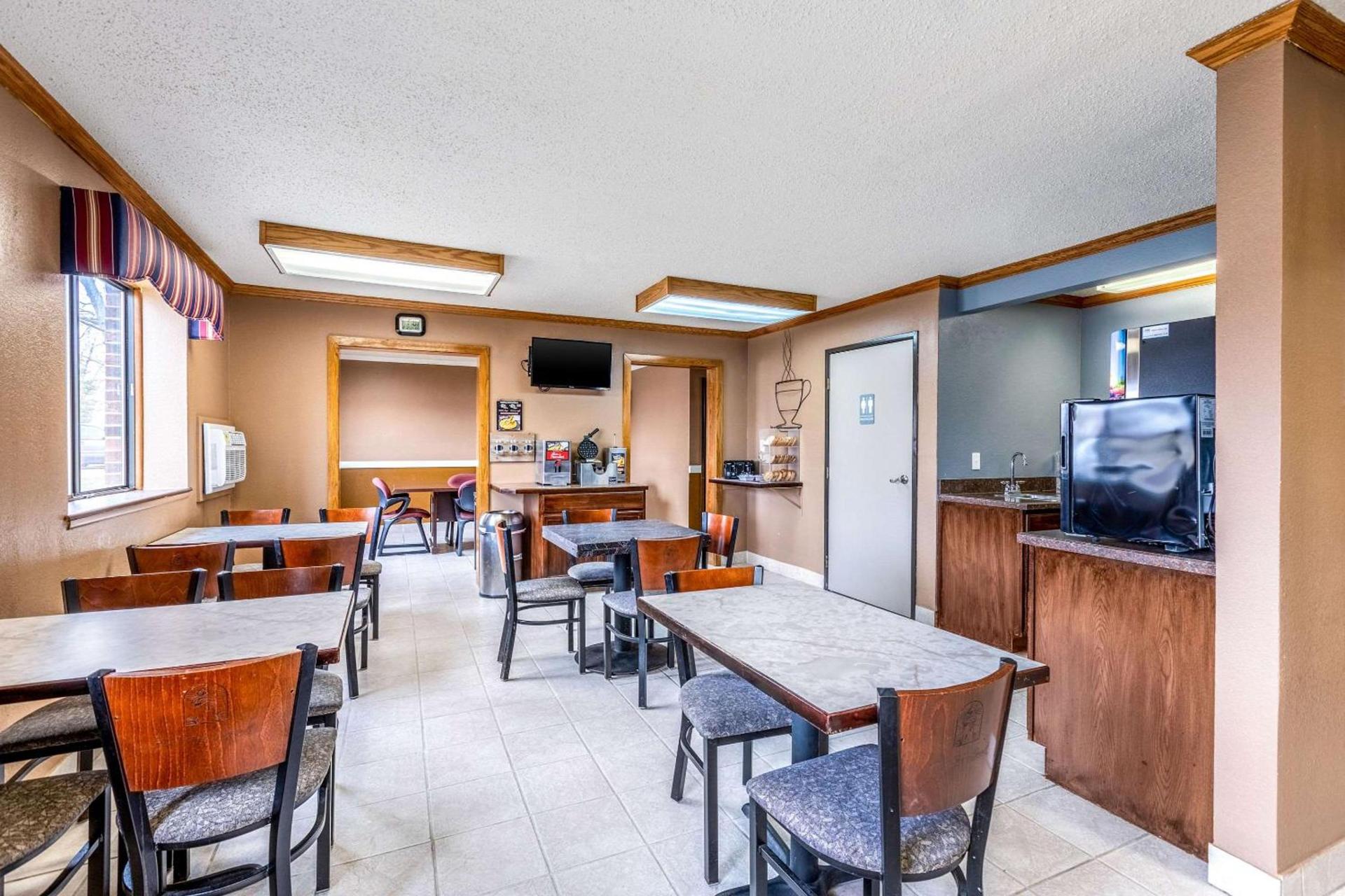 Econo Lodge Inn & Suites Auburn photo 26