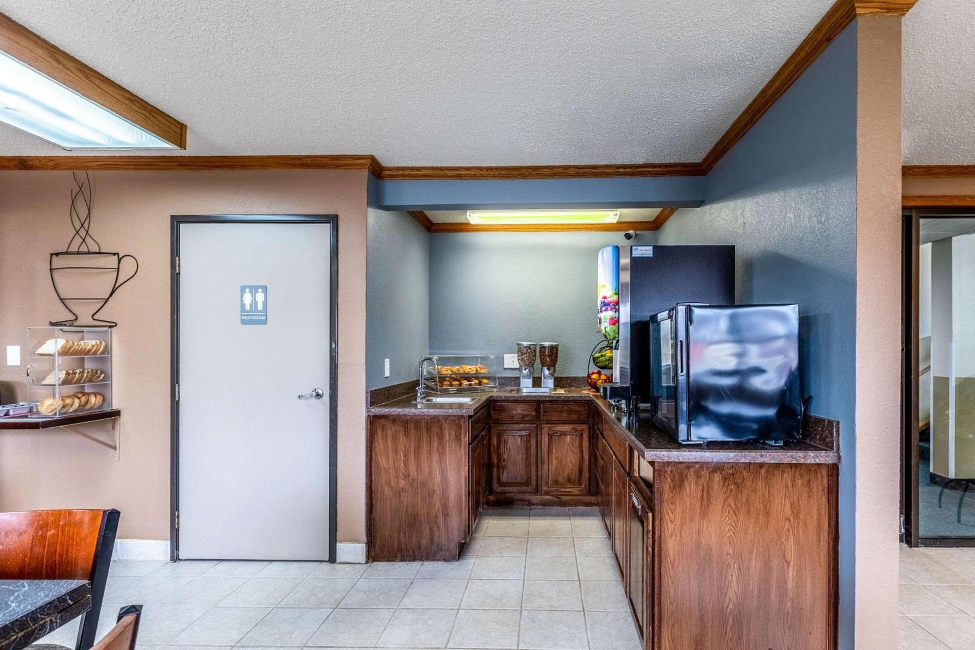 Econo Lodge Inn & Suites Auburn photo 27