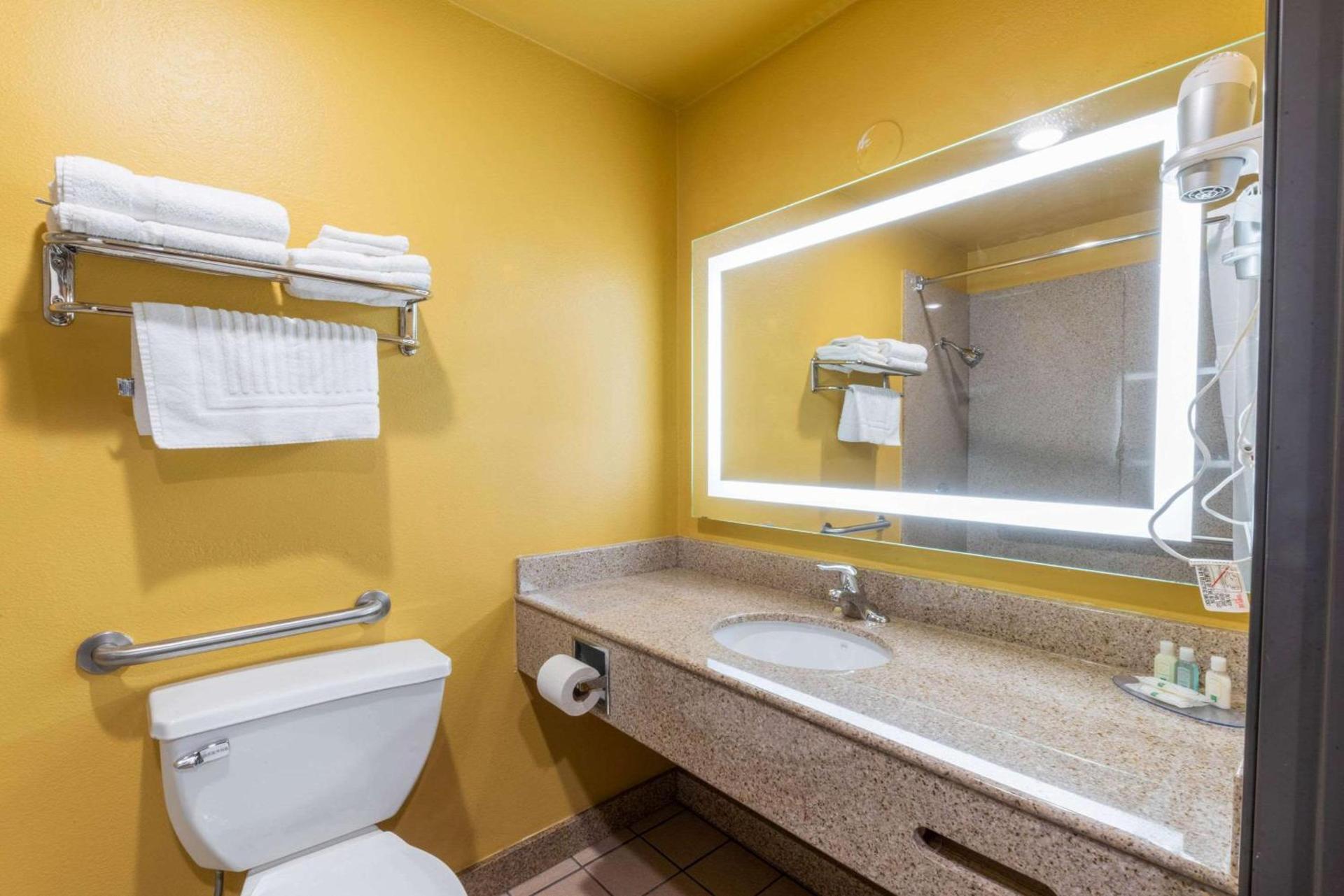Quality Inn & Suites Sacramento Downtown Area photo 12