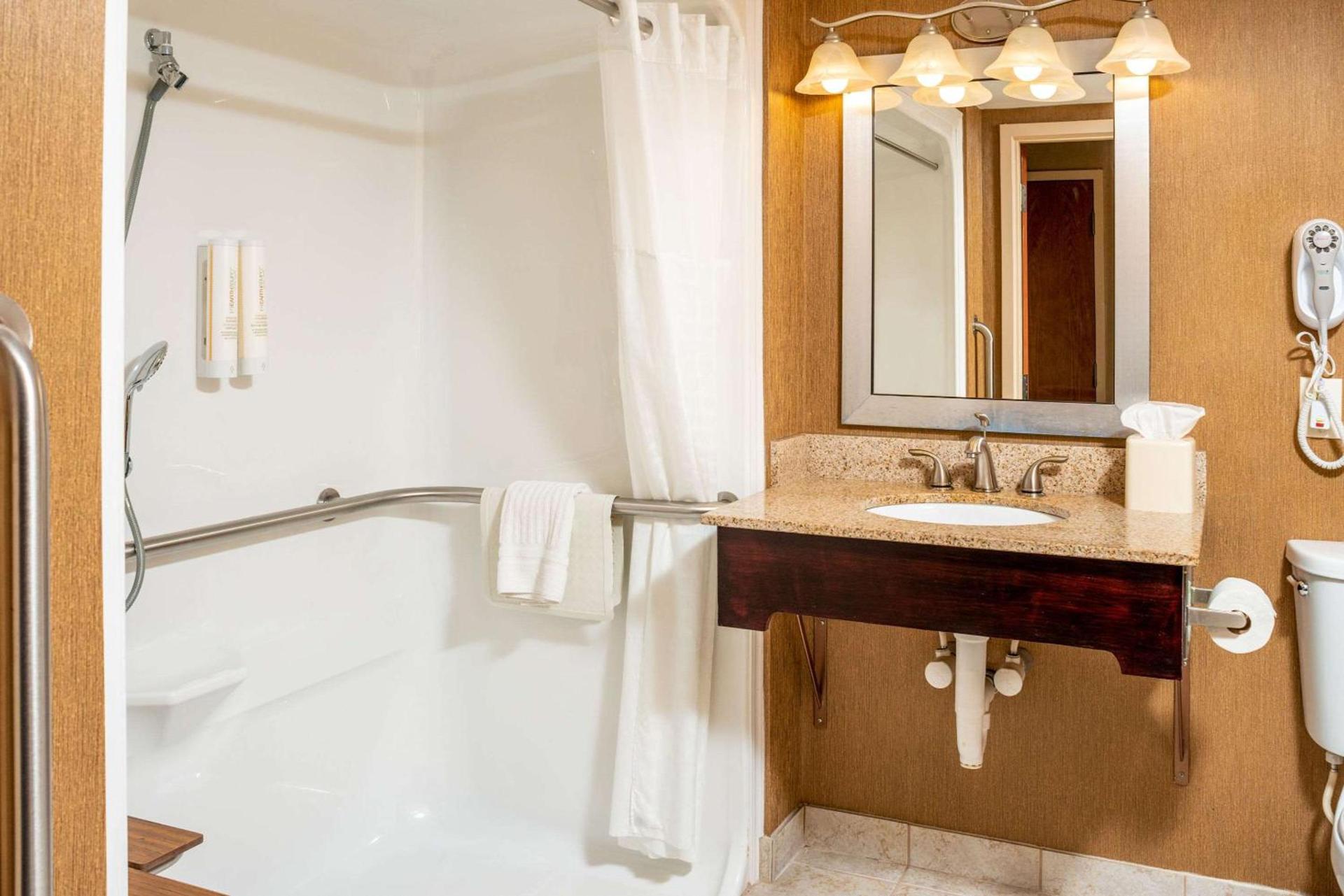 Clarion Pointe Harrisonburg photo 17