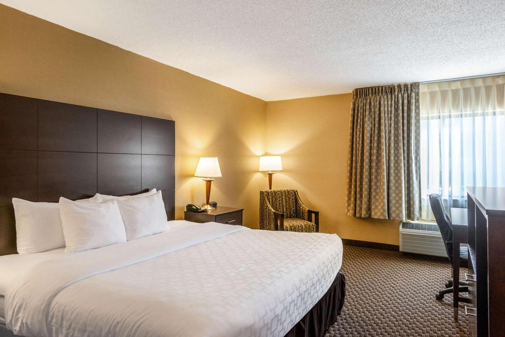 Clarion Pointe Harrisonburg photo 16