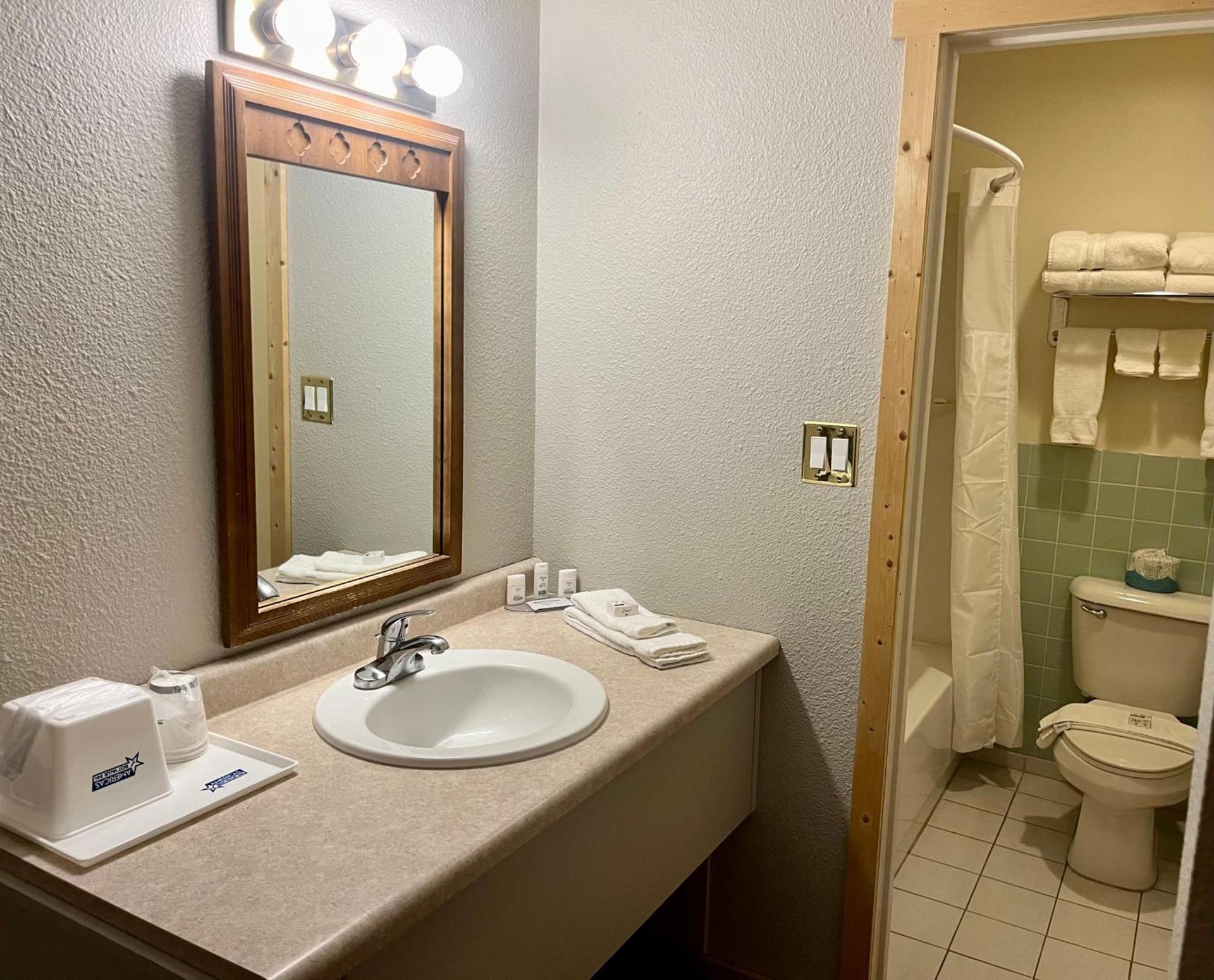 Americas Best Value Inn Wall photo 64