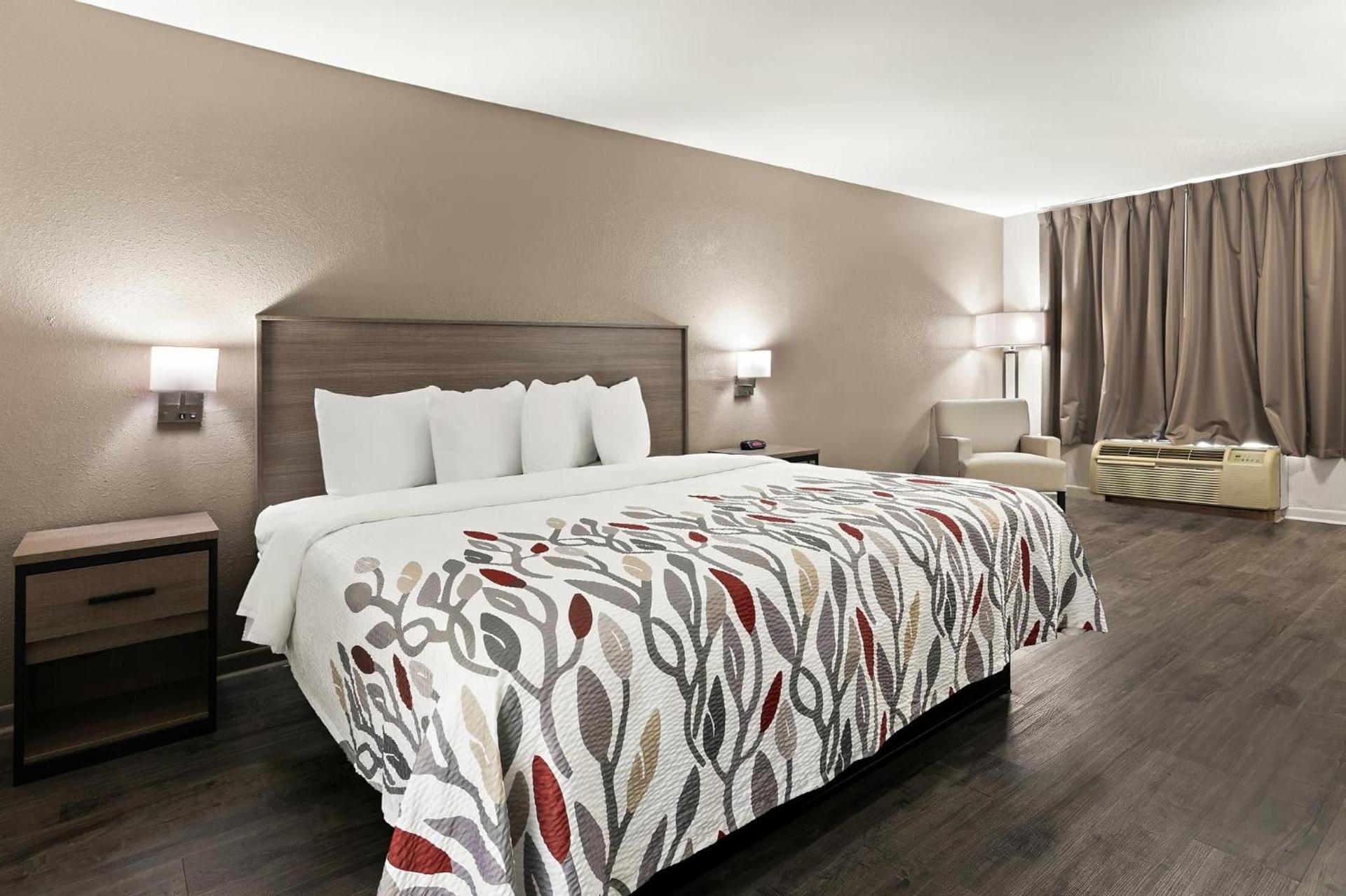 Red Roof Inn & Suites Monroe, NC photo 14