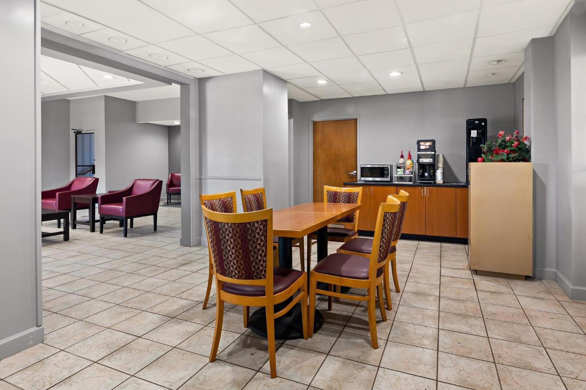 Red Roof Inn & Suites Monroe, NC photo 9