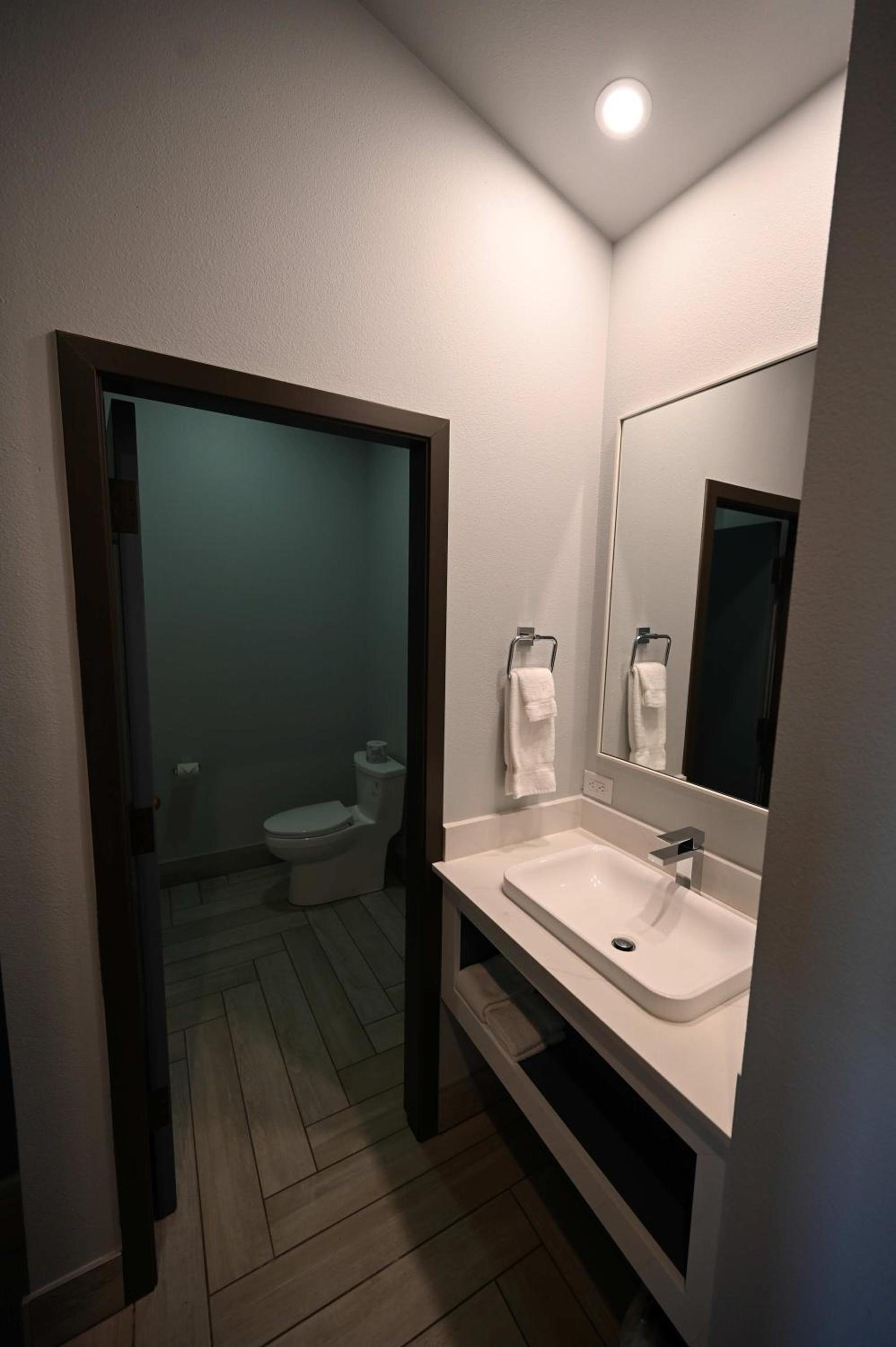 Edgewater Inn and Suites, an Ascend Collection Hotel photo 22