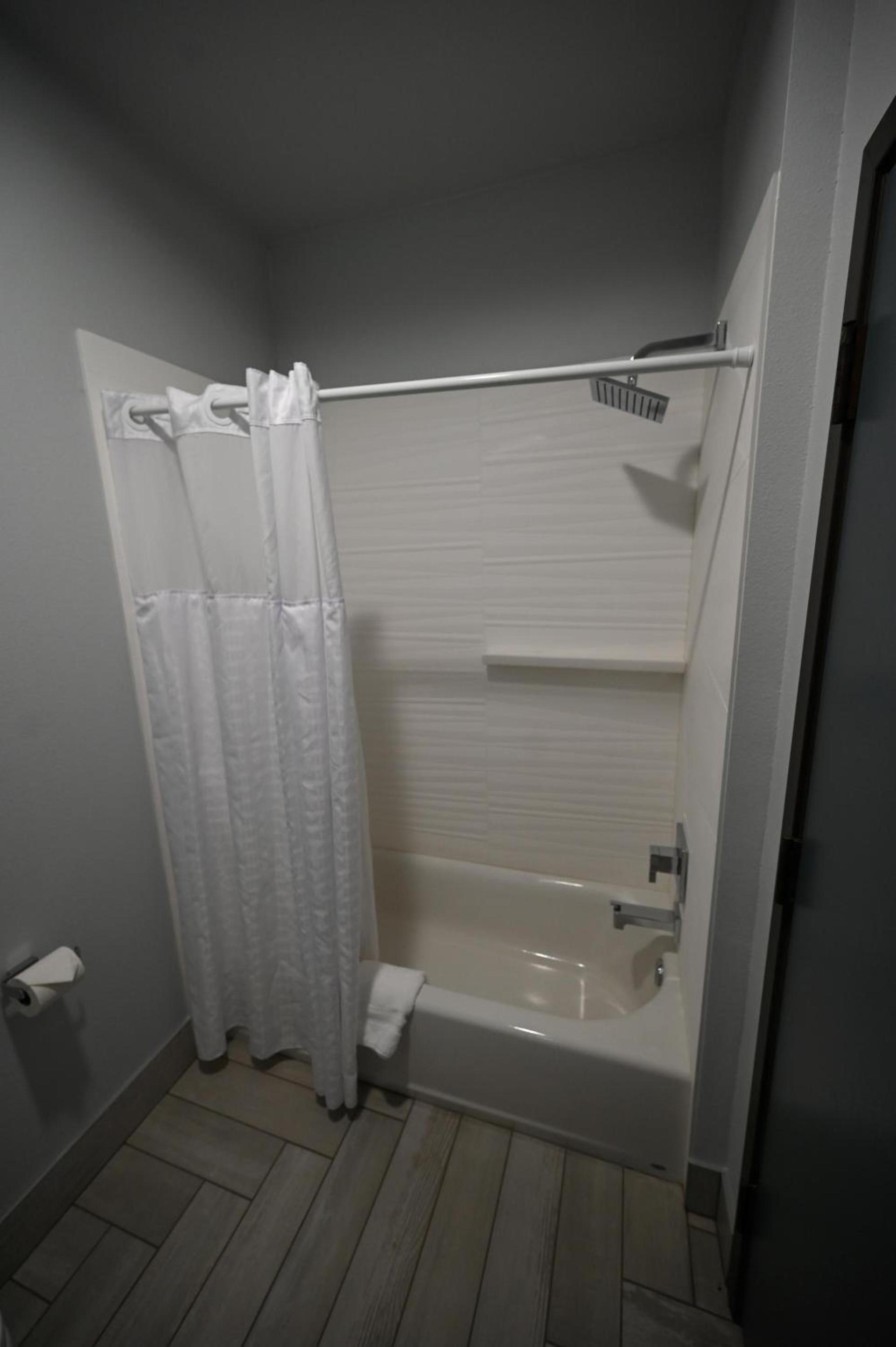 Edgewater Inn and Suites, an Ascend Collection Hotel photo 26