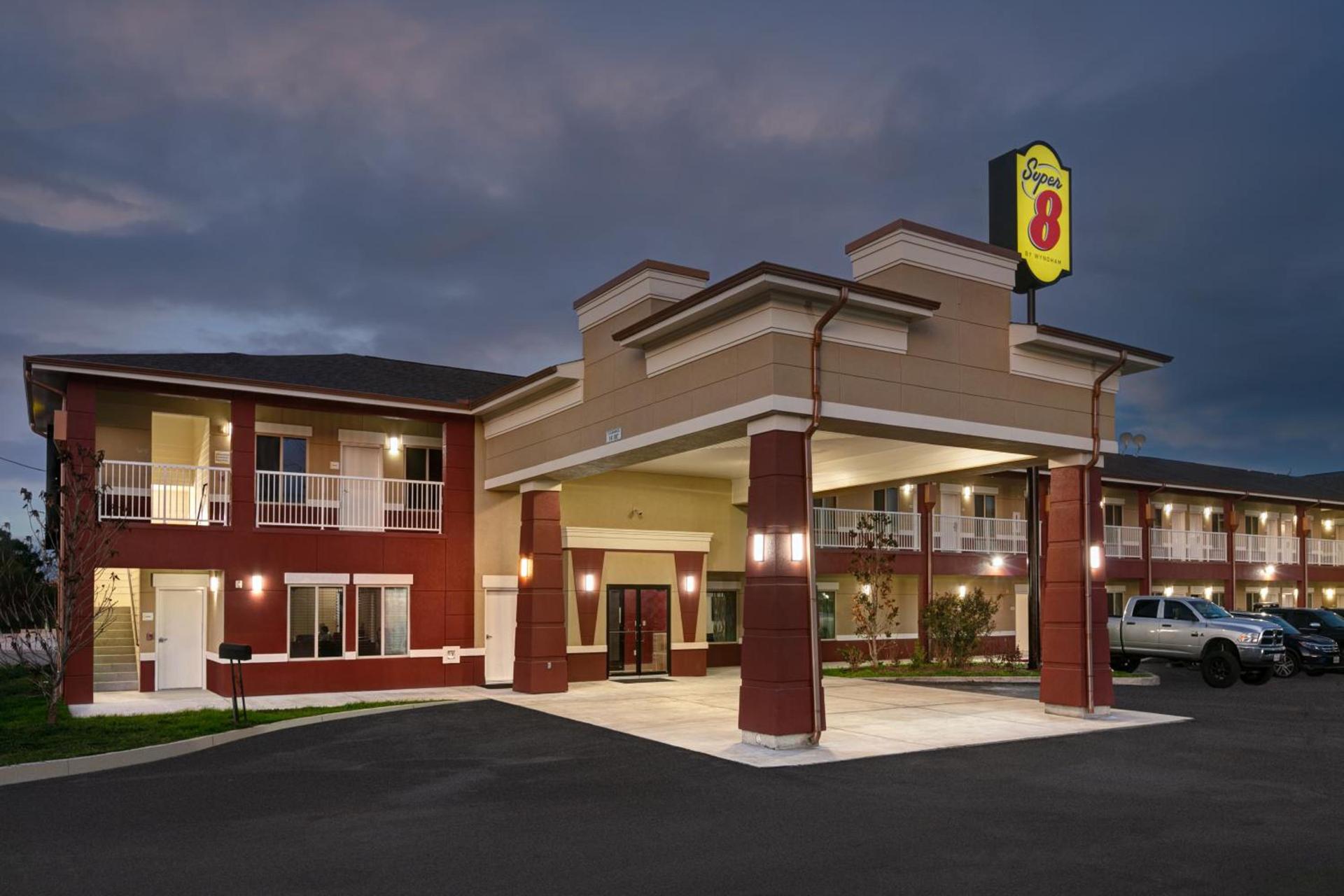 Super 8 by Wyndham Karnes City photo 36