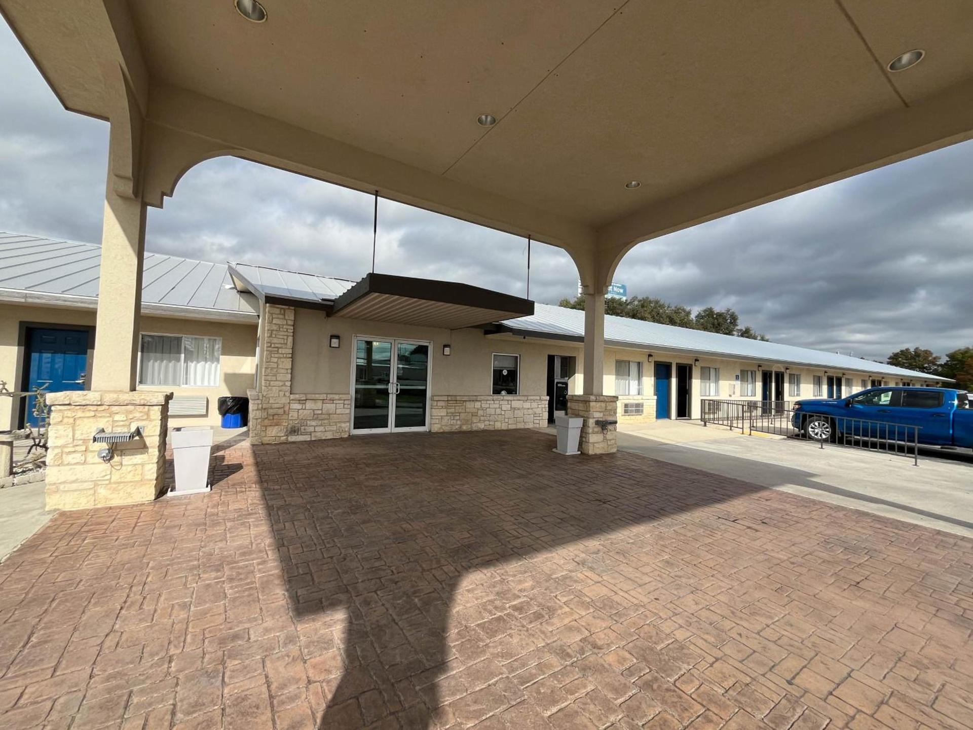Motel 6 Junction, TX Llano River photo 29