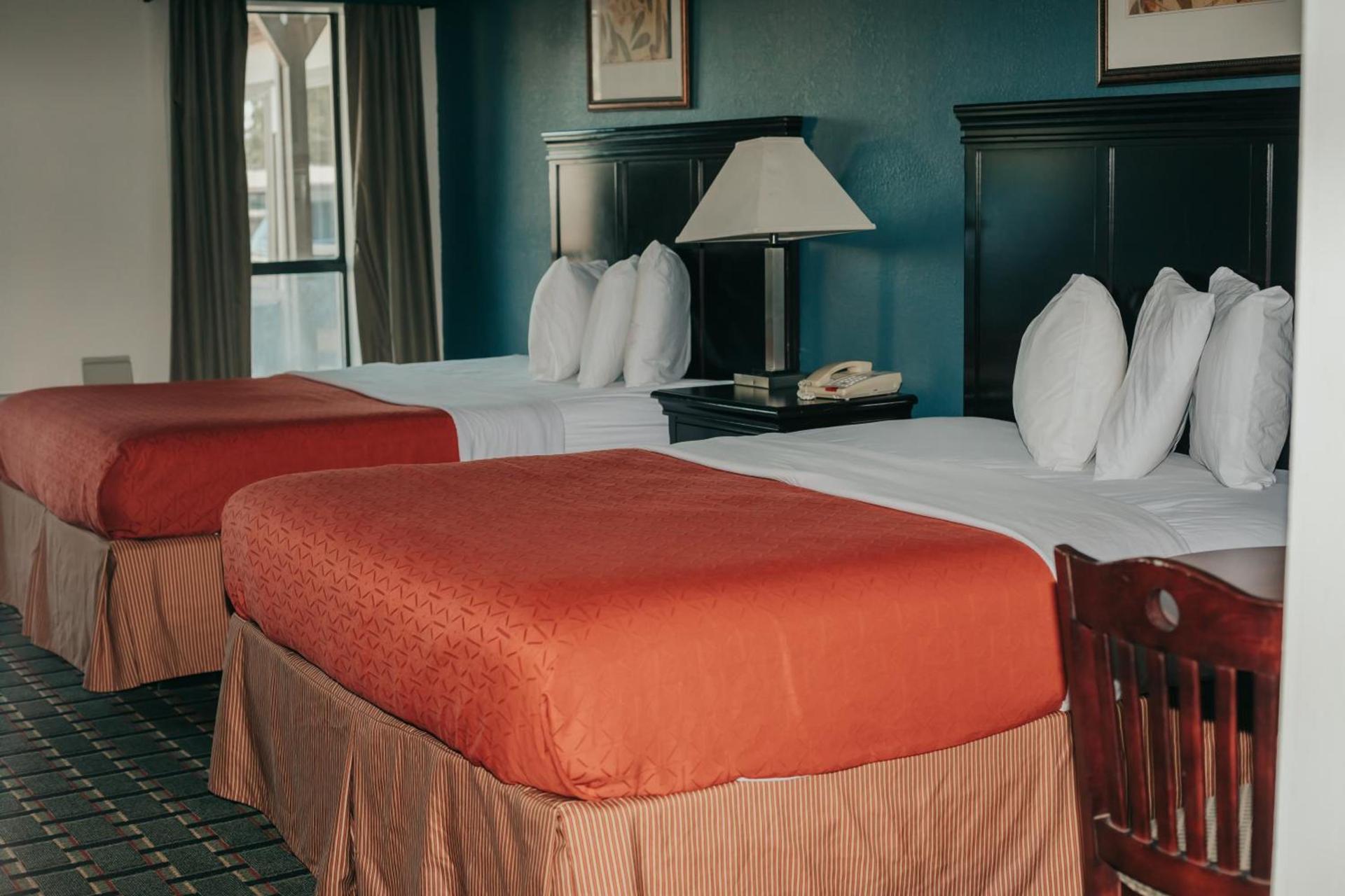 Victorian Inn & Suites photo 5