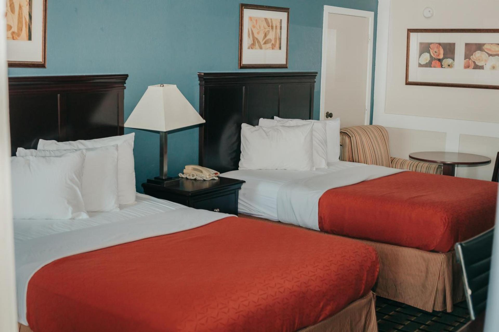 Victorian Inn & Suites photo 11
