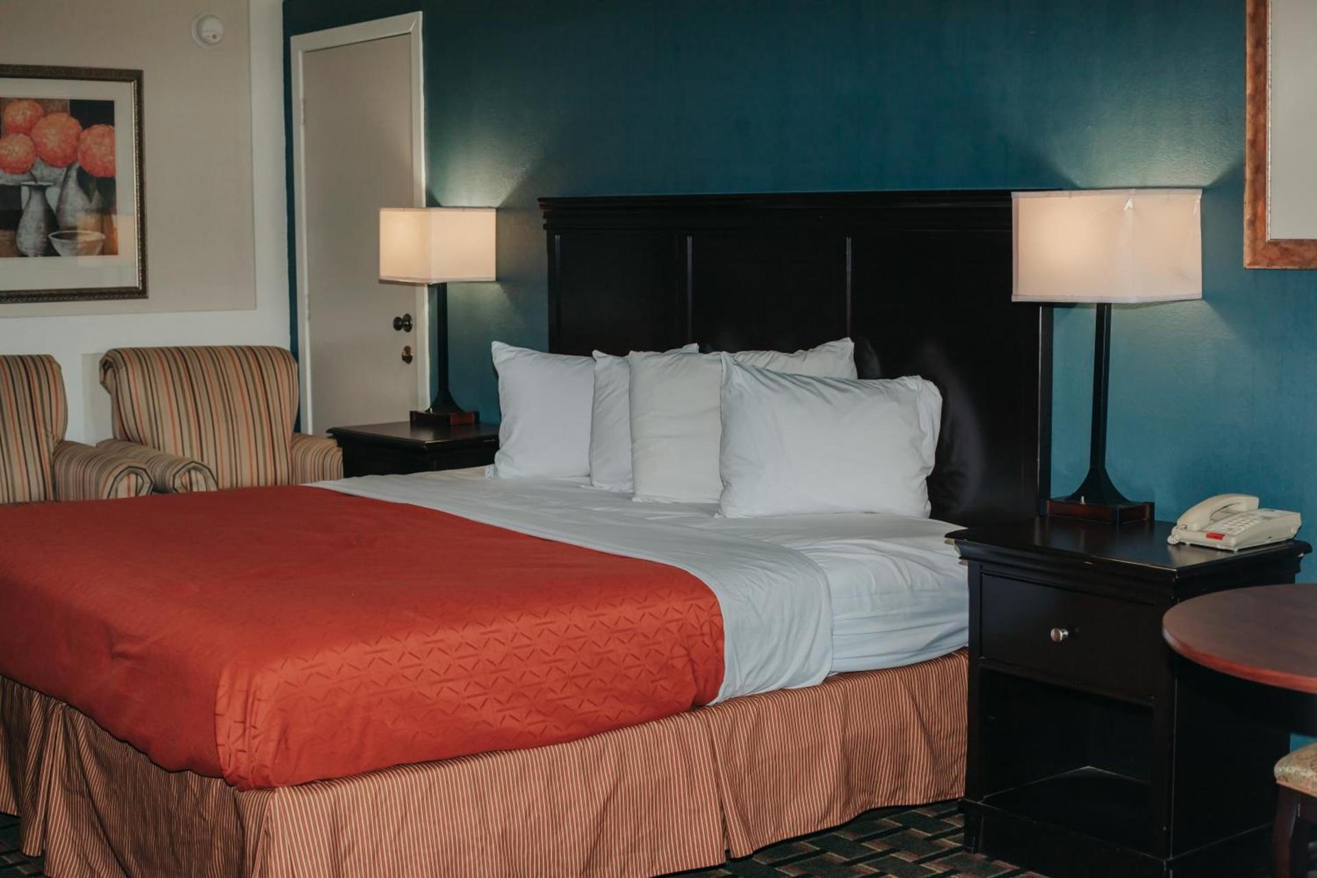 Victorian Inn & Suites photo 10