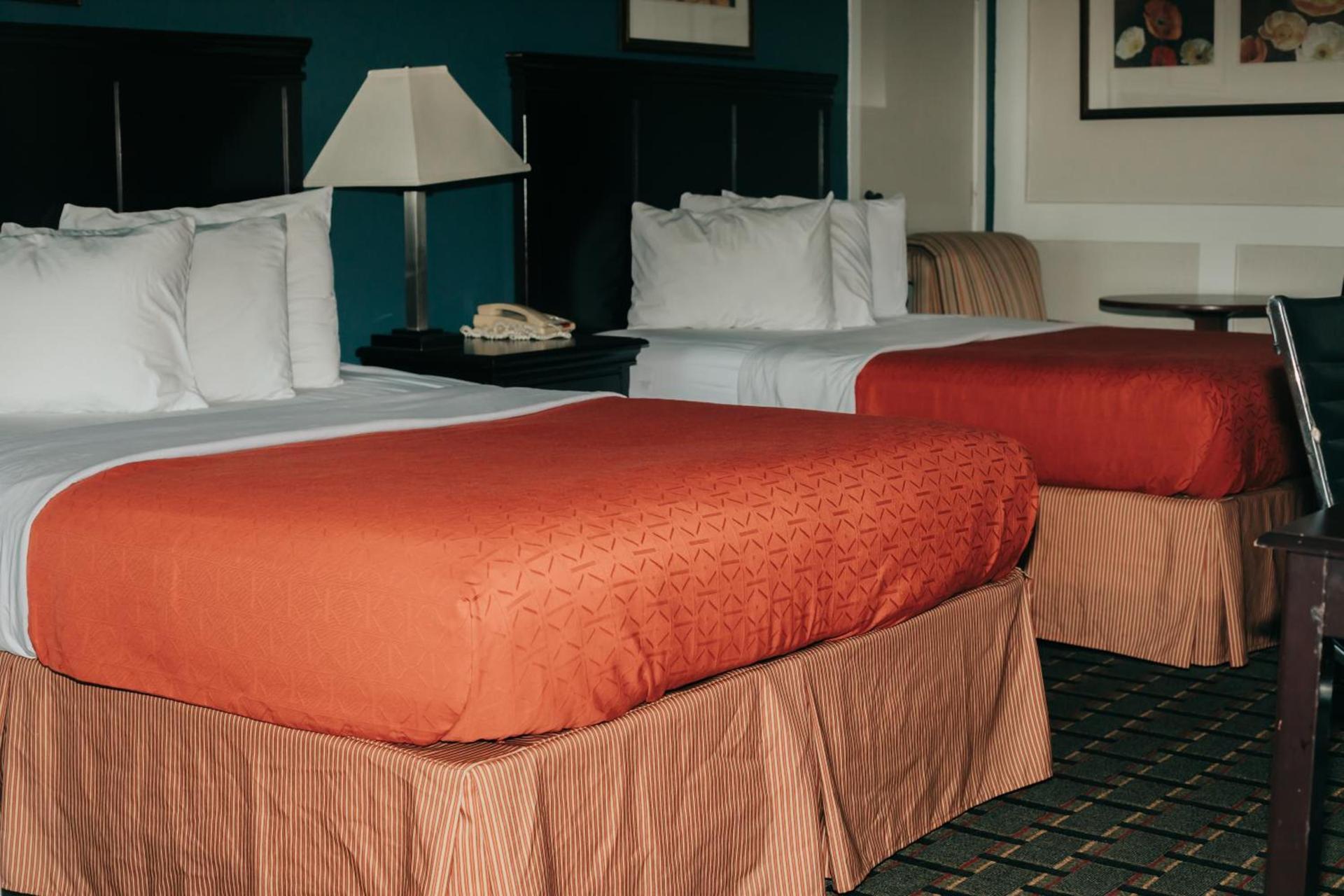 Victorian Inn & Suites photo 8