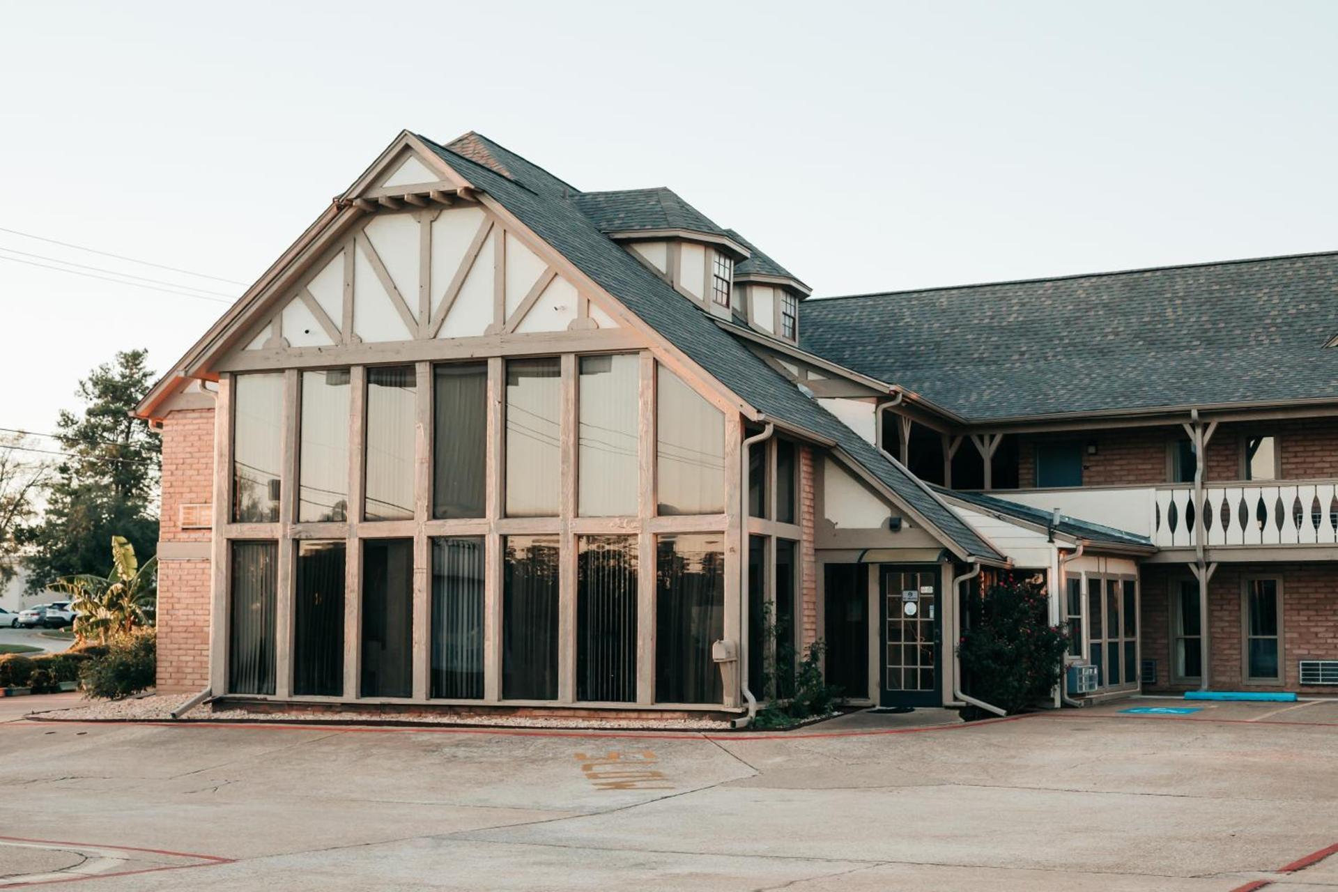 Victorian Inn & Suites photo 12