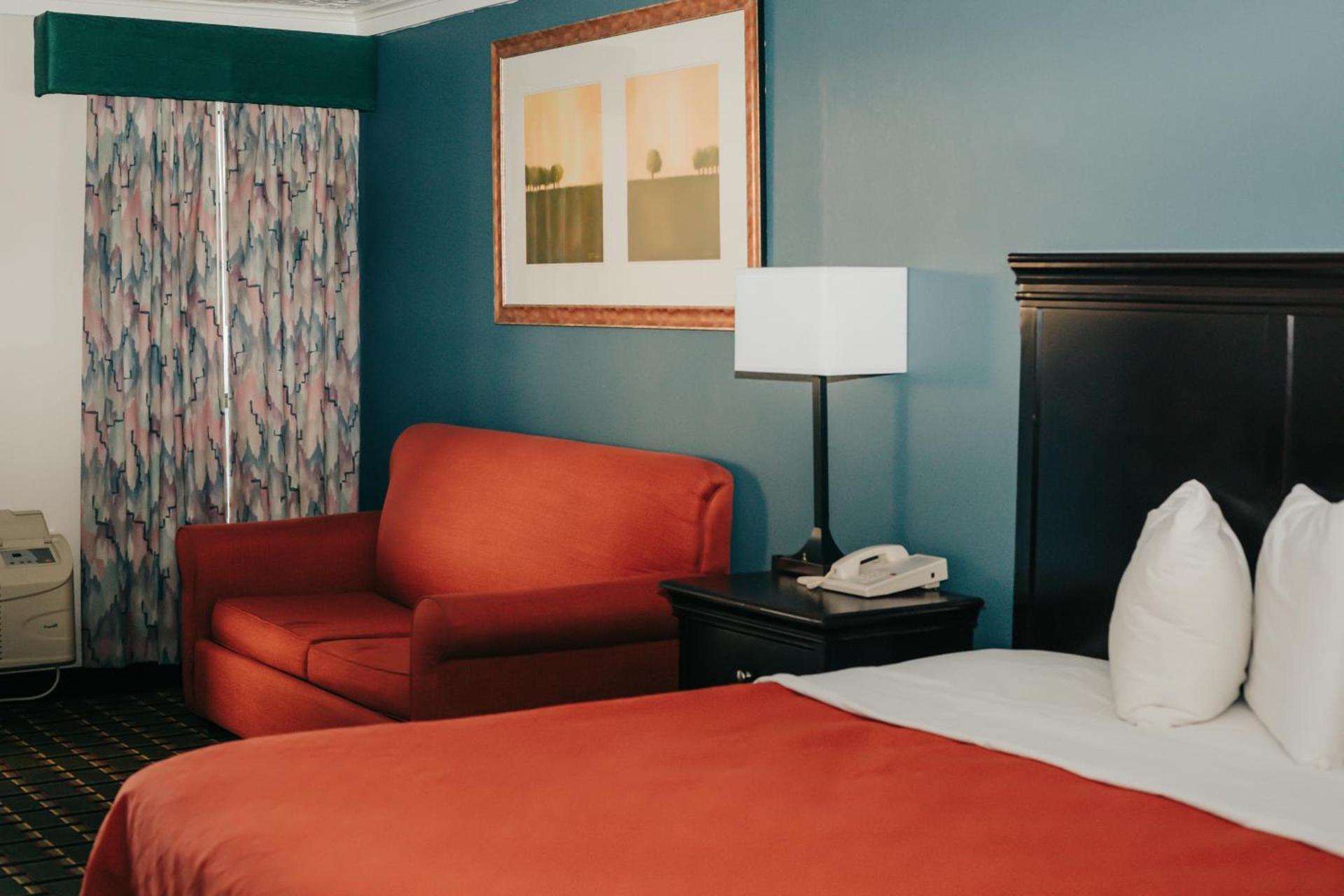 Victorian Inn & Suites photo 15
