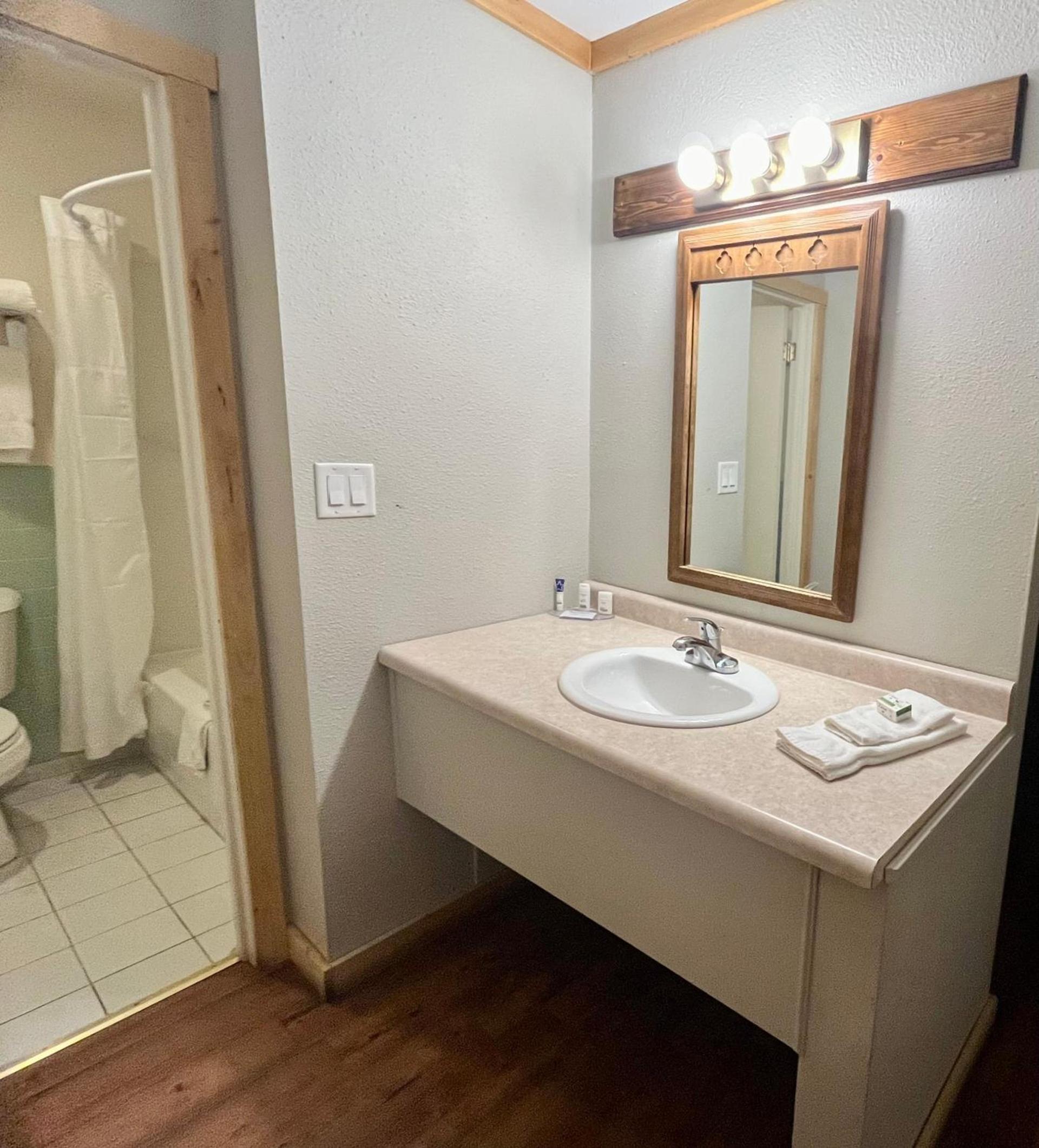 Americas Best Value Inn Wall photo 46