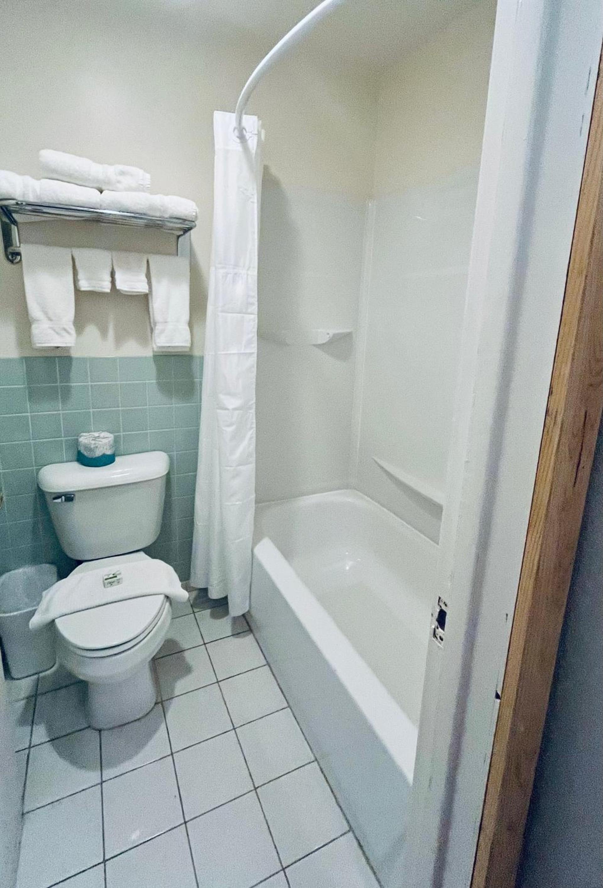 Americas Best Value Inn Wall photo 47