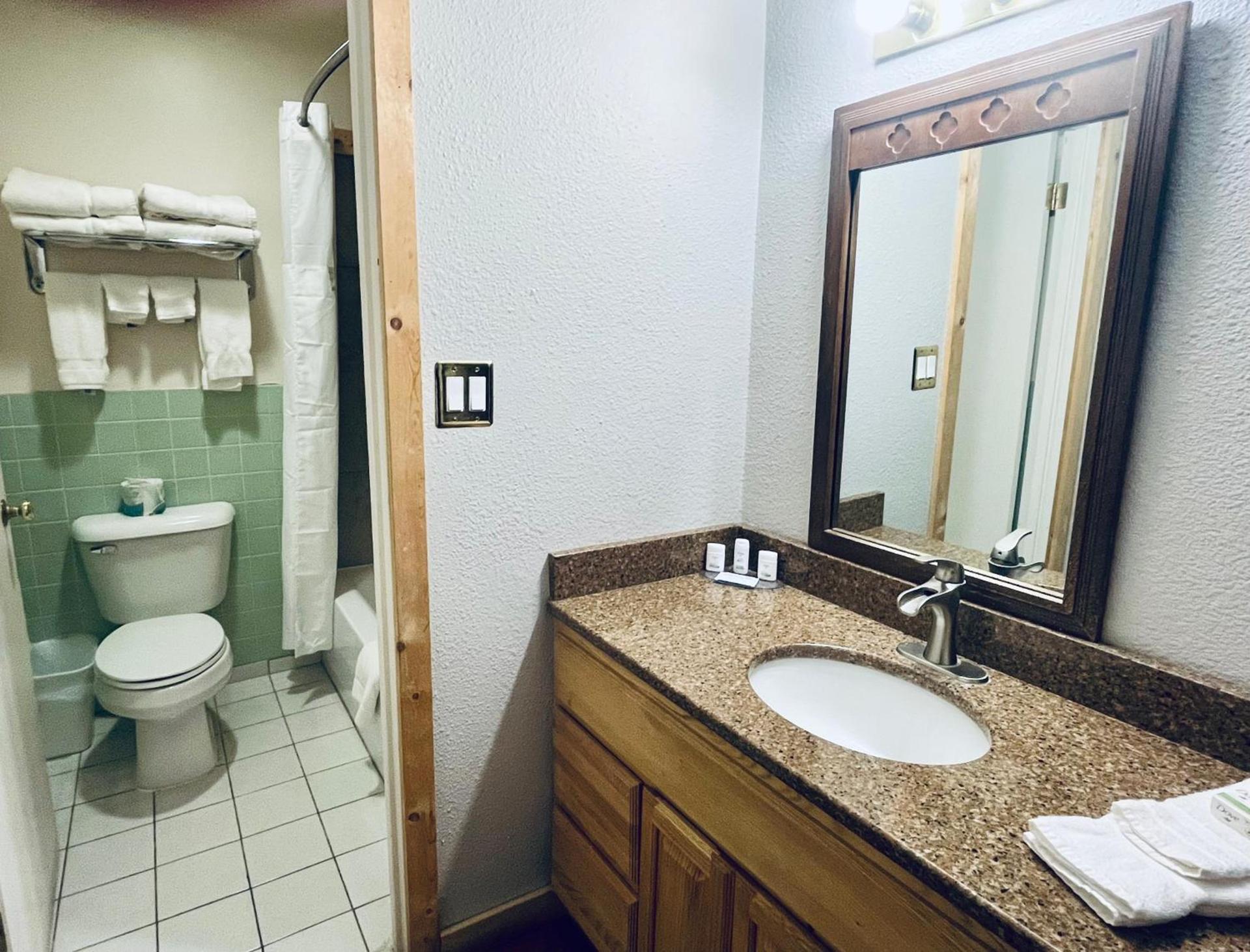 Americas Best Value Inn Wall photo 43