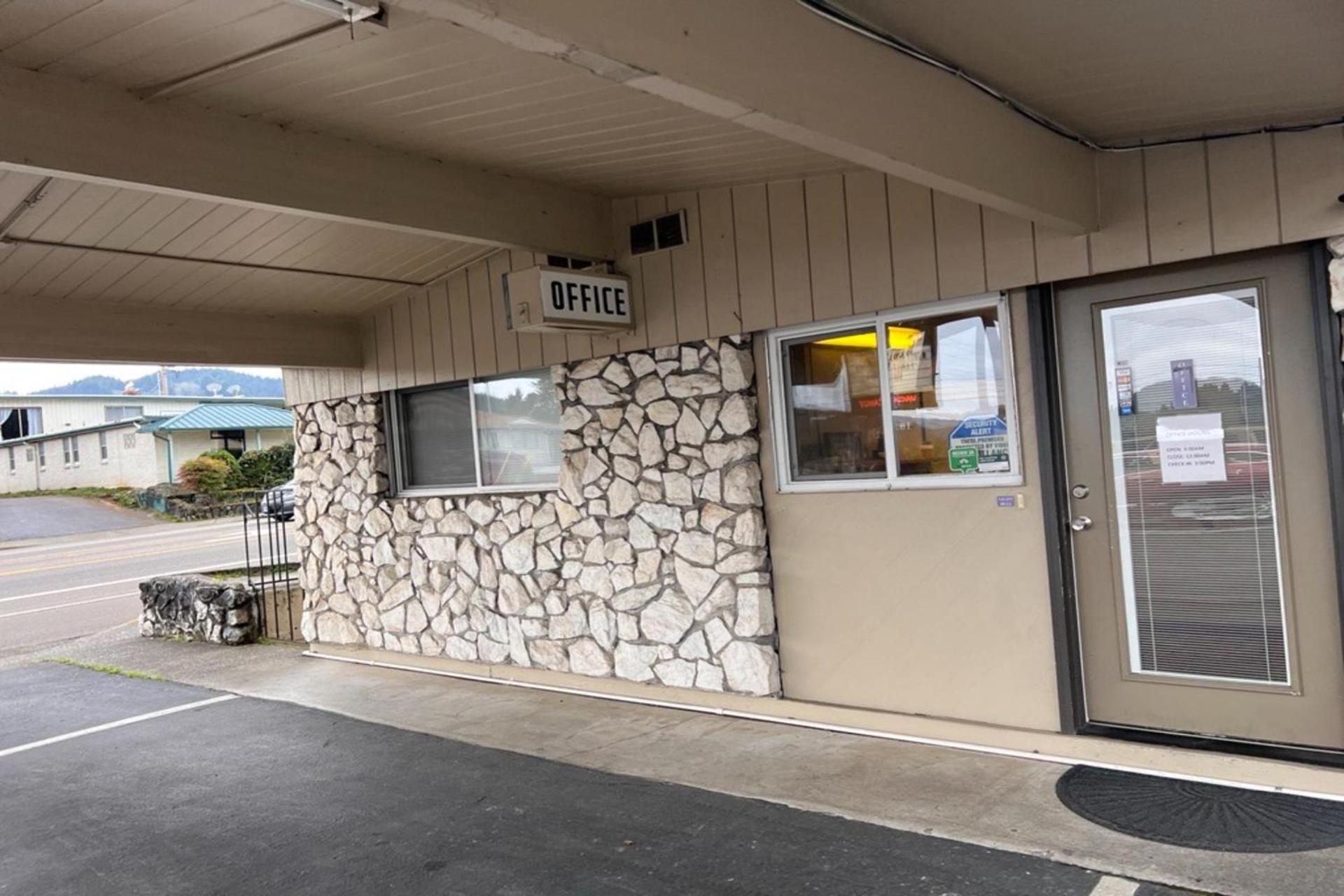 Anchor Bay Inn near Winchester Bay photo 5