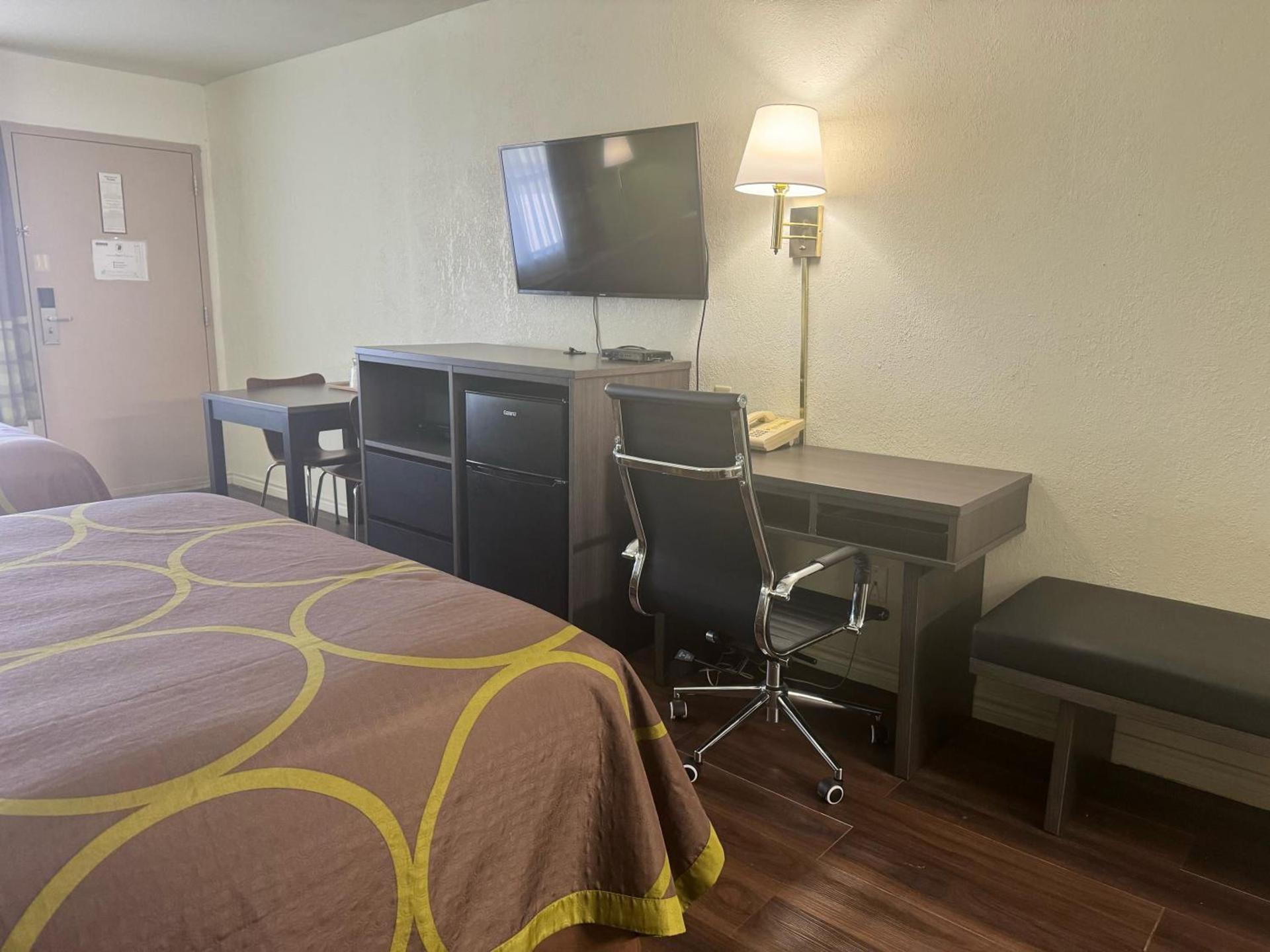 Super 8 by Wyndham Jasper TX photo 65