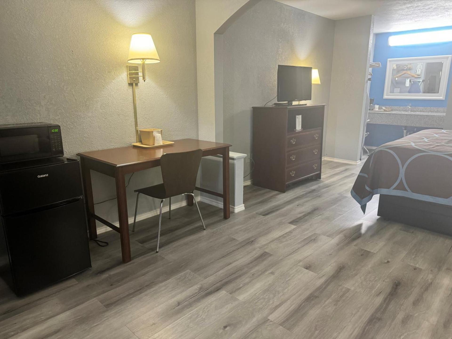 Super 8 by Wyndham Jasper TX photo 72