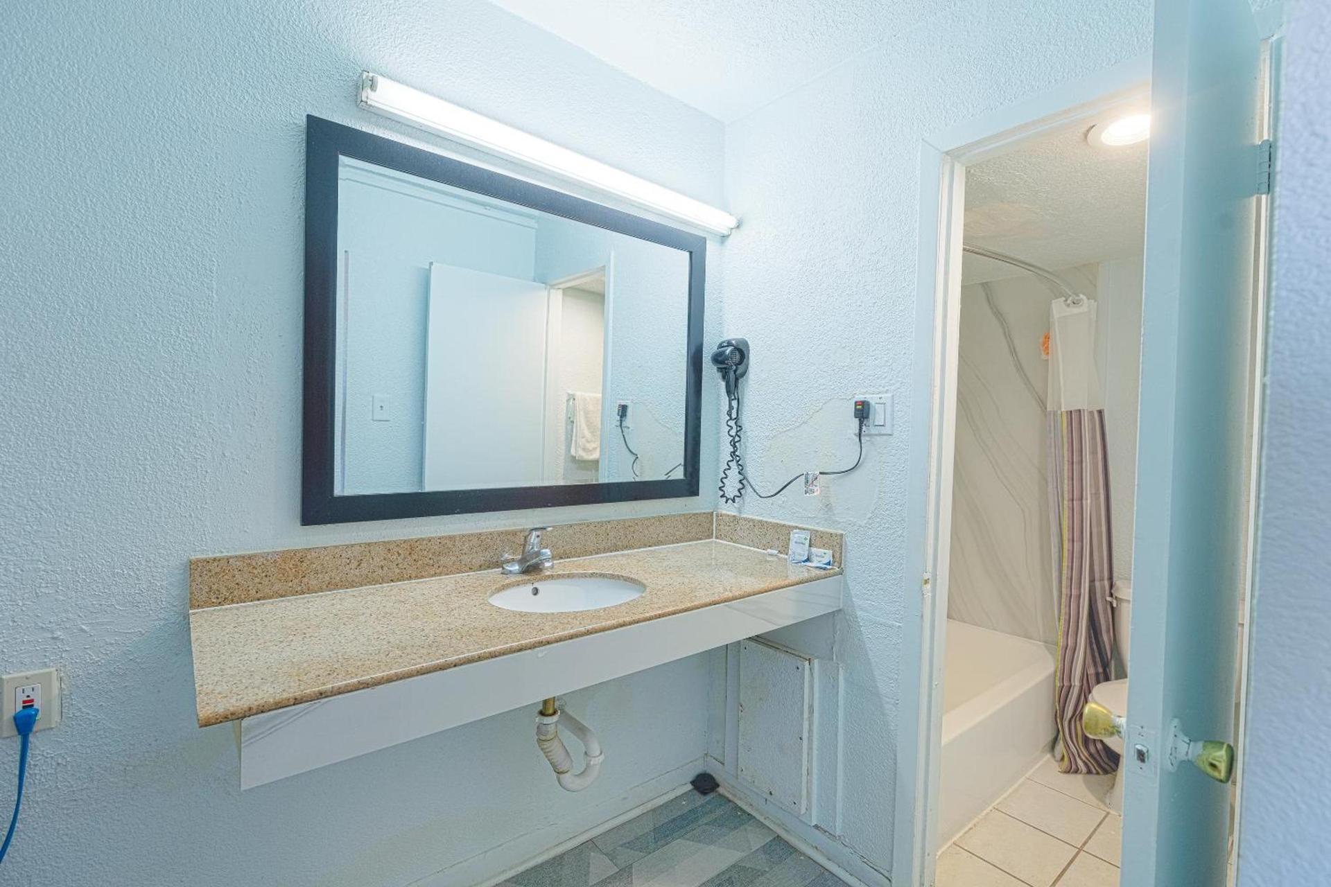 OYO Hotel Houston, TX near Medical Center NRG Stadium photo 27