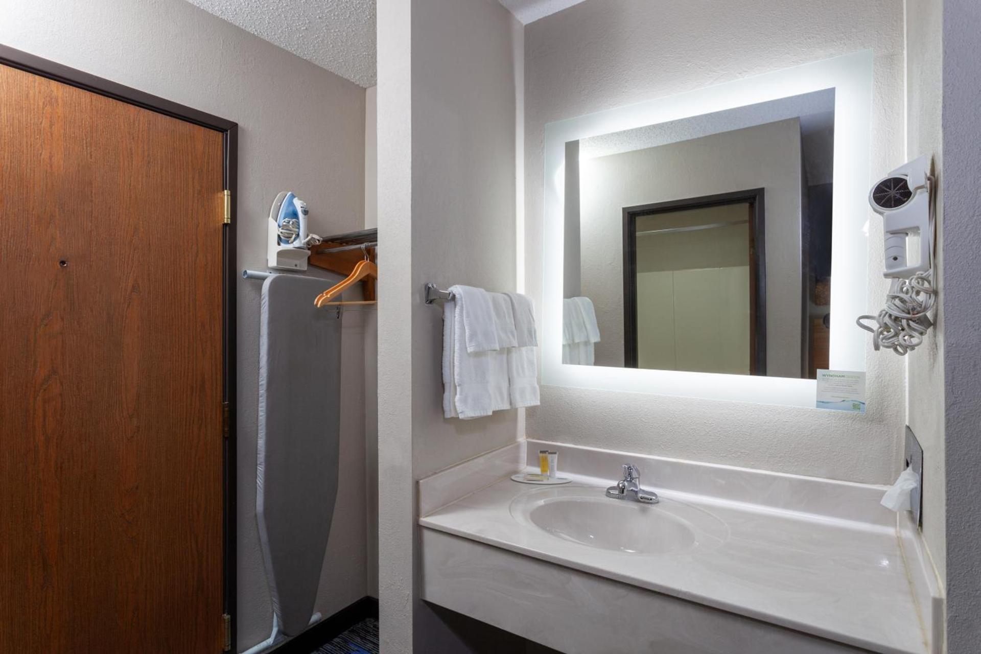 Days Inn by Wyndham Wooster photo 37