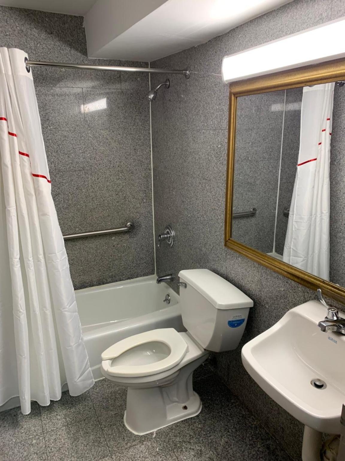 Red Roof Inn Copiague photo 17