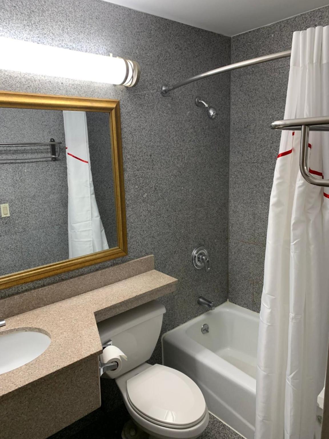 Red Roof Inn Copiague photo 16