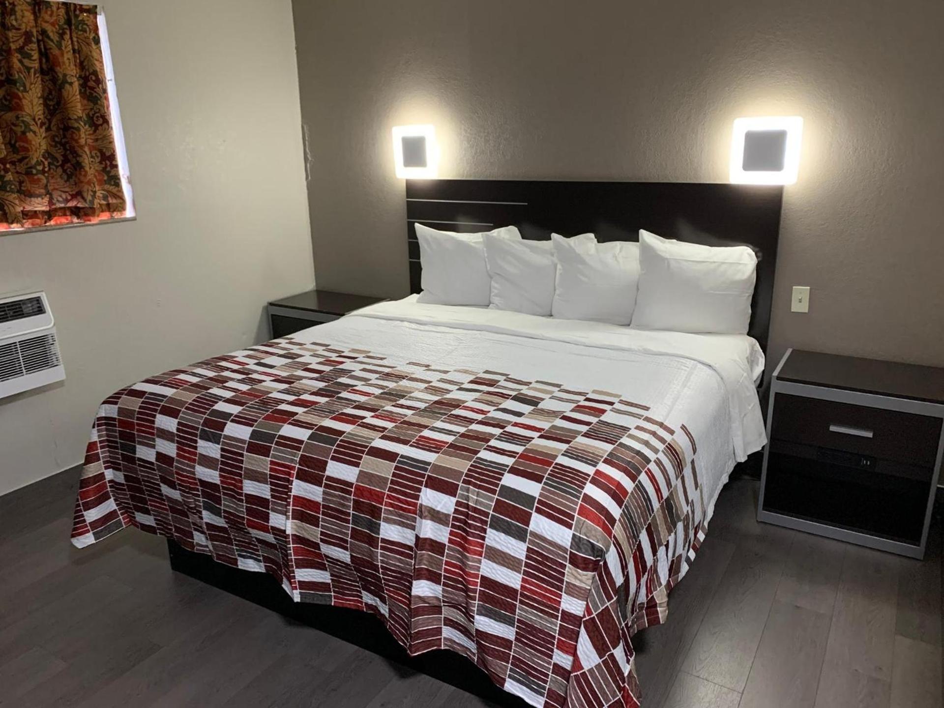Red Roof Inn Copiague photo 13